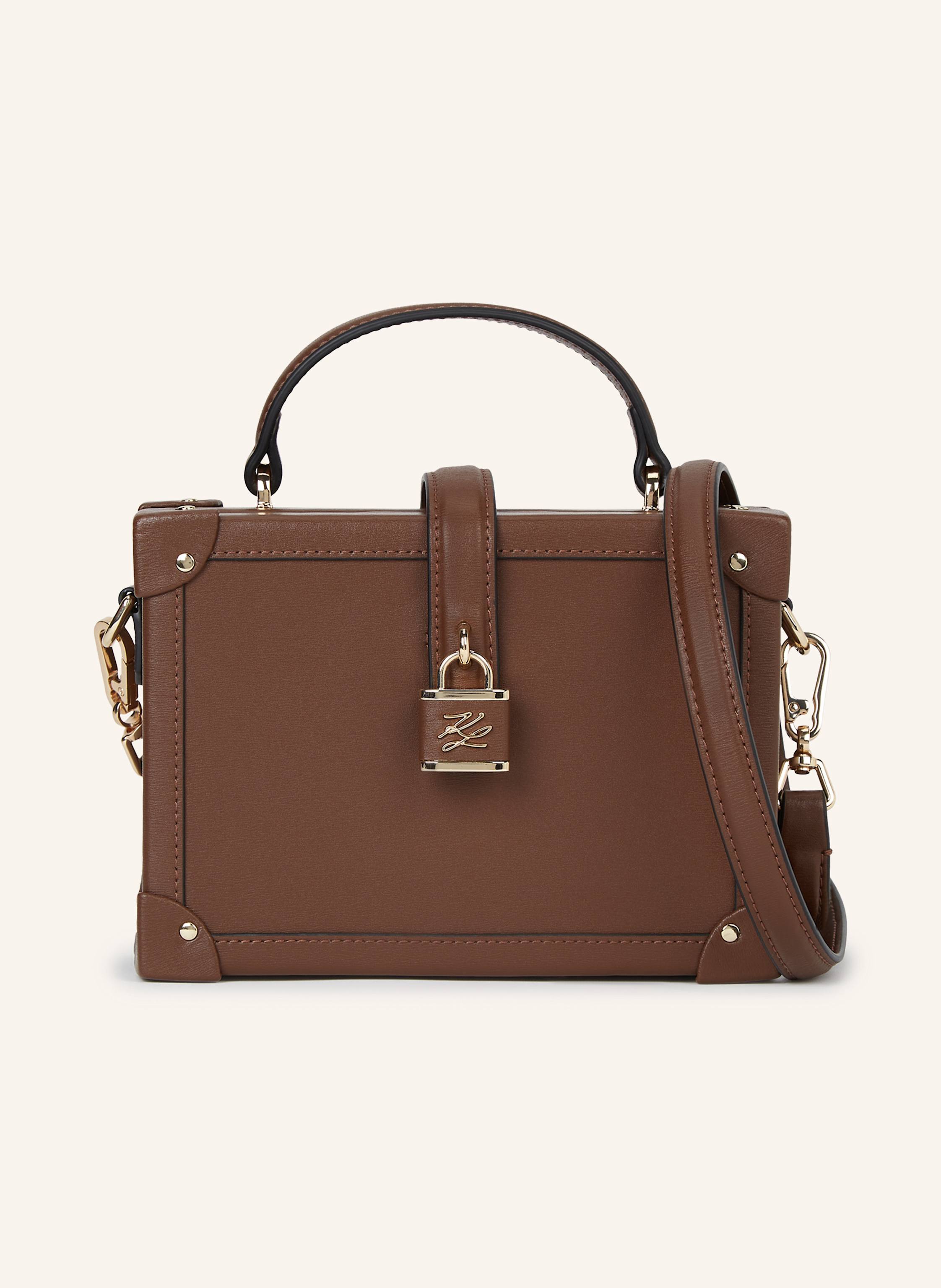 Karl Lagerfeld Vintage-Design in moderner Interpretation: Diese Handtasche mit Tragegriffen besticht durch ihre klassische Koffersilhouette, Metallbeschläge und ein Vorhängeschloss mit Karl Autograph. Mit dem verste in braun