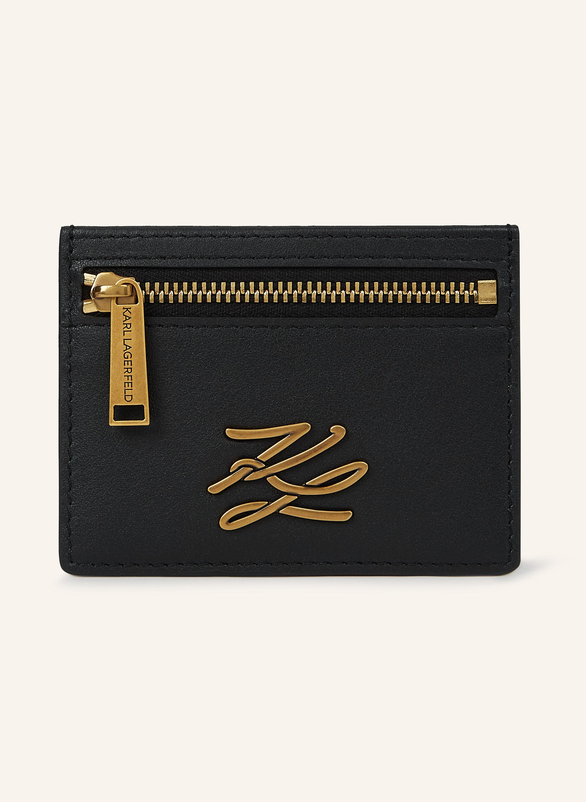 Karl Lagerfeld Das Metallelement mit dem ikonischen Karl Autograph und die sichtbaren Reißverschlussdetails verleihen diesem klassischen Kartenetui aus Leder das gewisse Etwas. Mit mehreren Einsteckfächern ausgestat in schwarz/ gold