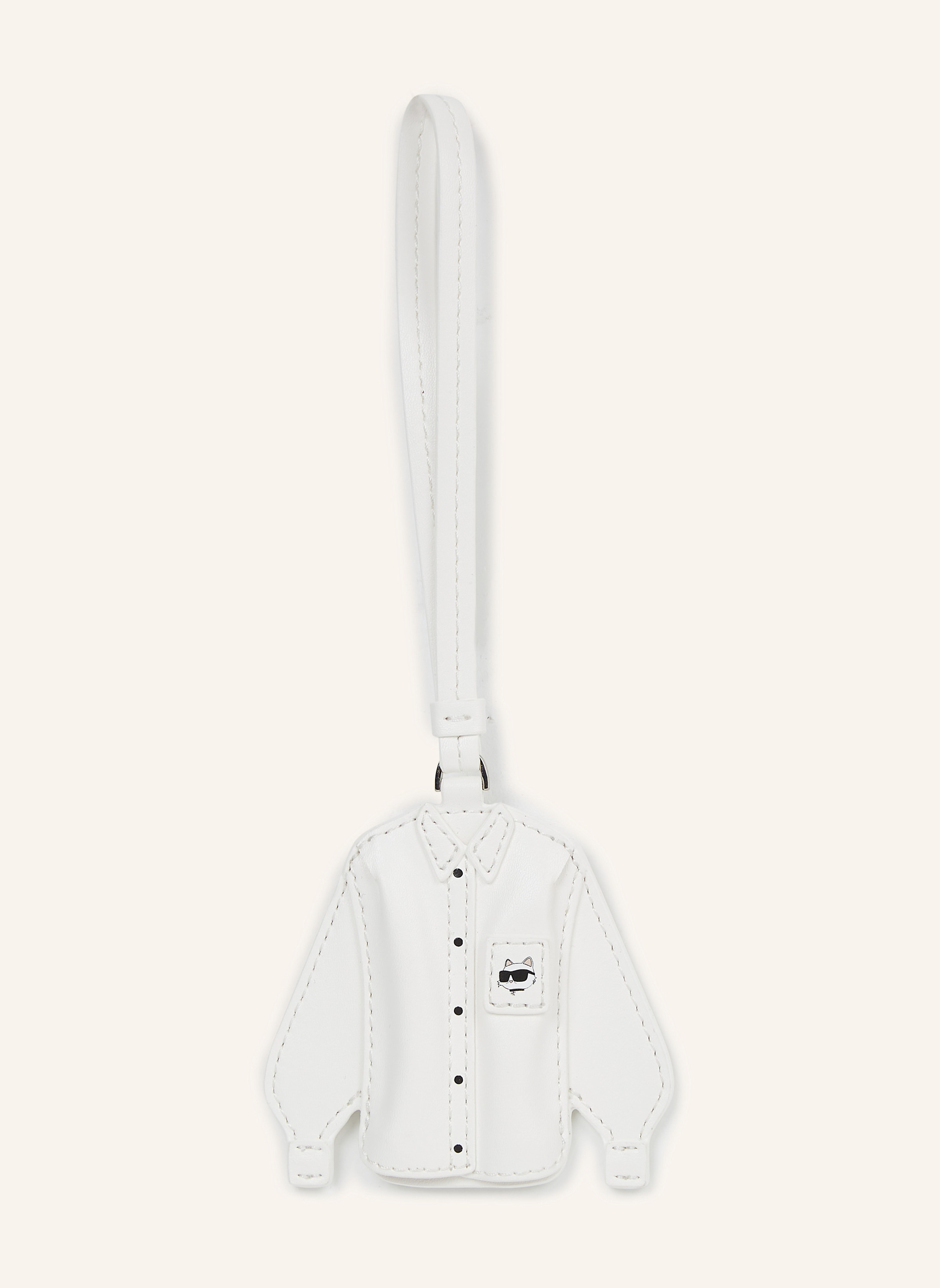 Karl Lagerfeld Mit diesem einzigartigen Anhänger in Form eines Couture-Hemdes verwandeln Sie Ihre alltäglichen Accessoires in modische Statements. Mit einem Band aus technischen Leder und verspieltem Ikon-Motiv. Ban in weiss