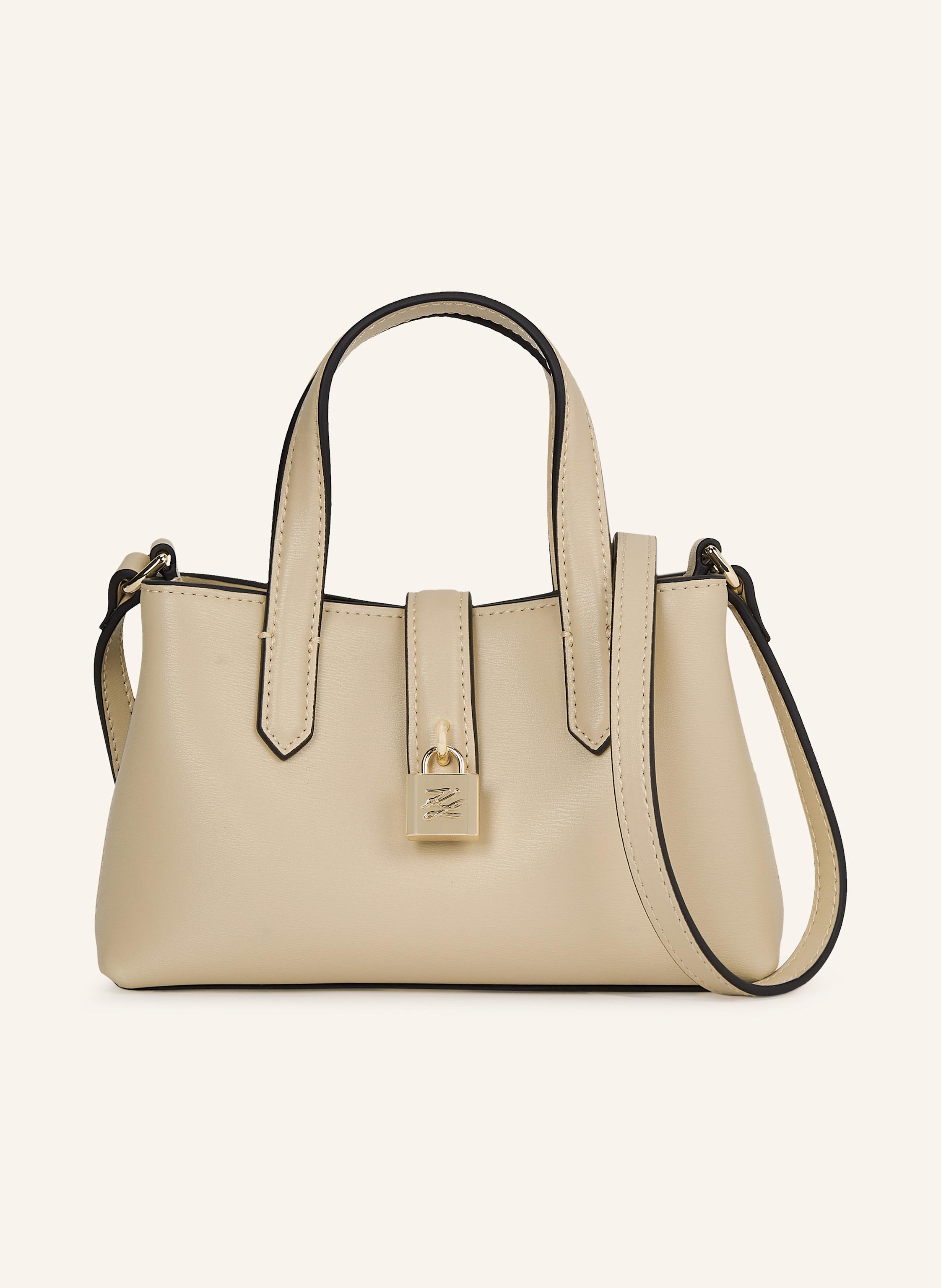 Karl Lagerfeld Diese Mini-Umhängetasche aus weichem Leder verfügt über einen eleganten Laschenverschluss auf der Oberseite und ein filigranes Vorhängeschloss mit Karl Autograph. Zwei Tragegriffe und ein verstellbare in beige