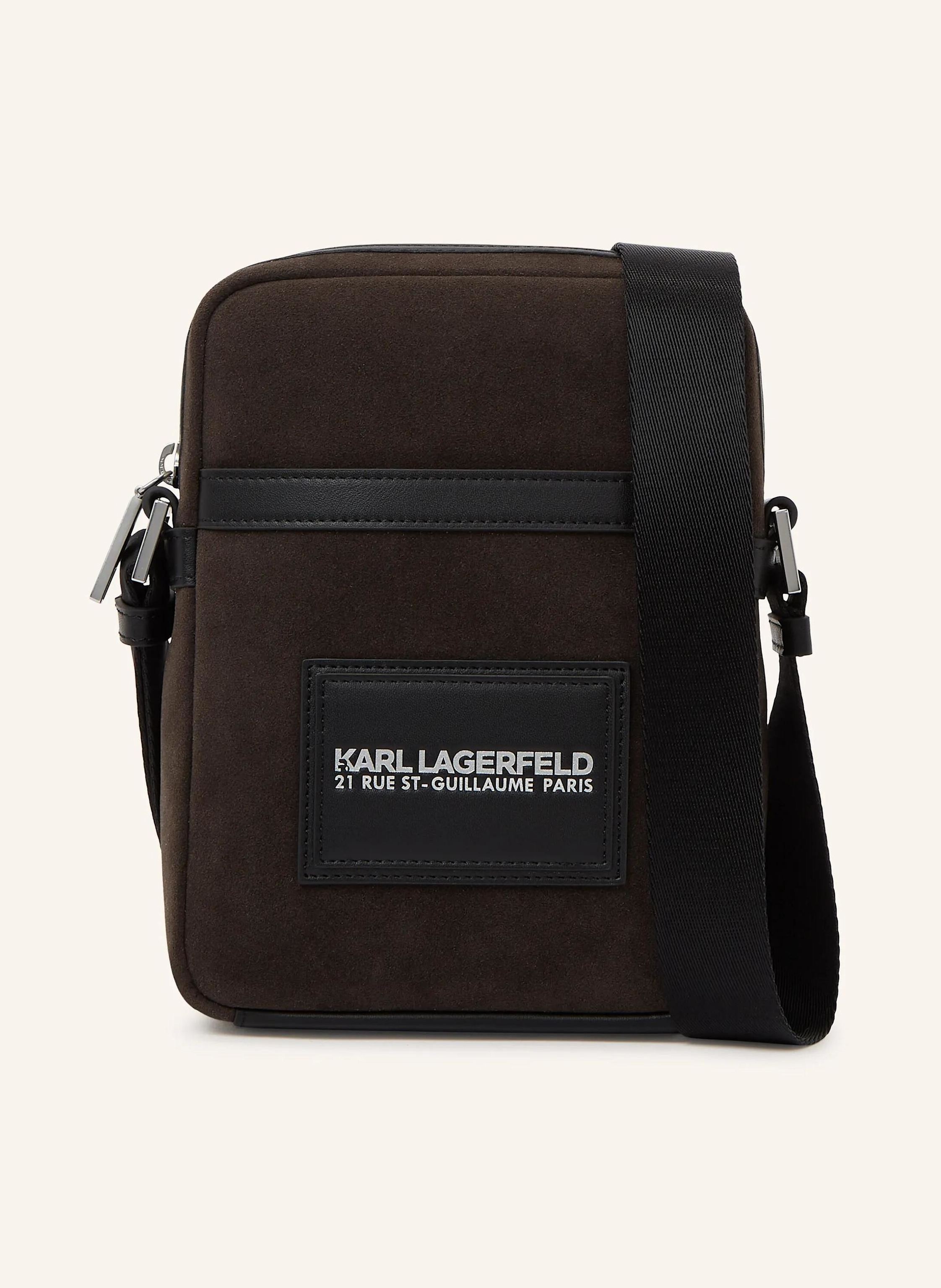 Karl Lagerfeld Diese Umhängetasche vereint die edle Textur von Wildlederimitat mit einem schmalen Kunstlederriemen und sorgt so für einen besonders raffinierten Look. Der Zwei-Wege-Reißverschluss und der Logo-Aufnäh in braun