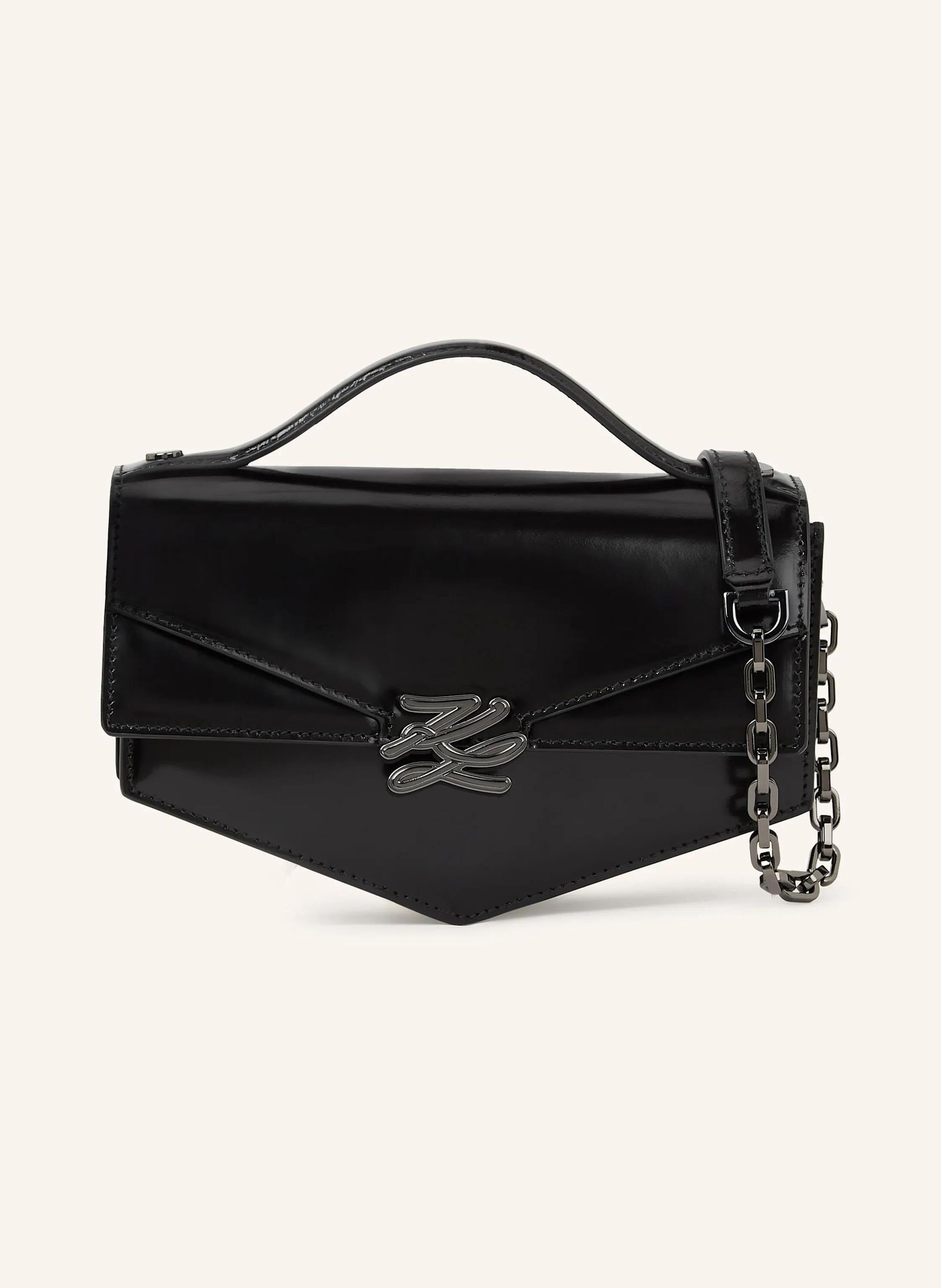 Karl Lagerfeld Diese kleine Umhängetasche aus Leder verfügt über einen definierten Tragegriff oben und einen verstellbaren Kettengurt für ein müheloses Tragen. Das auf Karl Lagerfelds Signature basierende Autograph- in schwarz