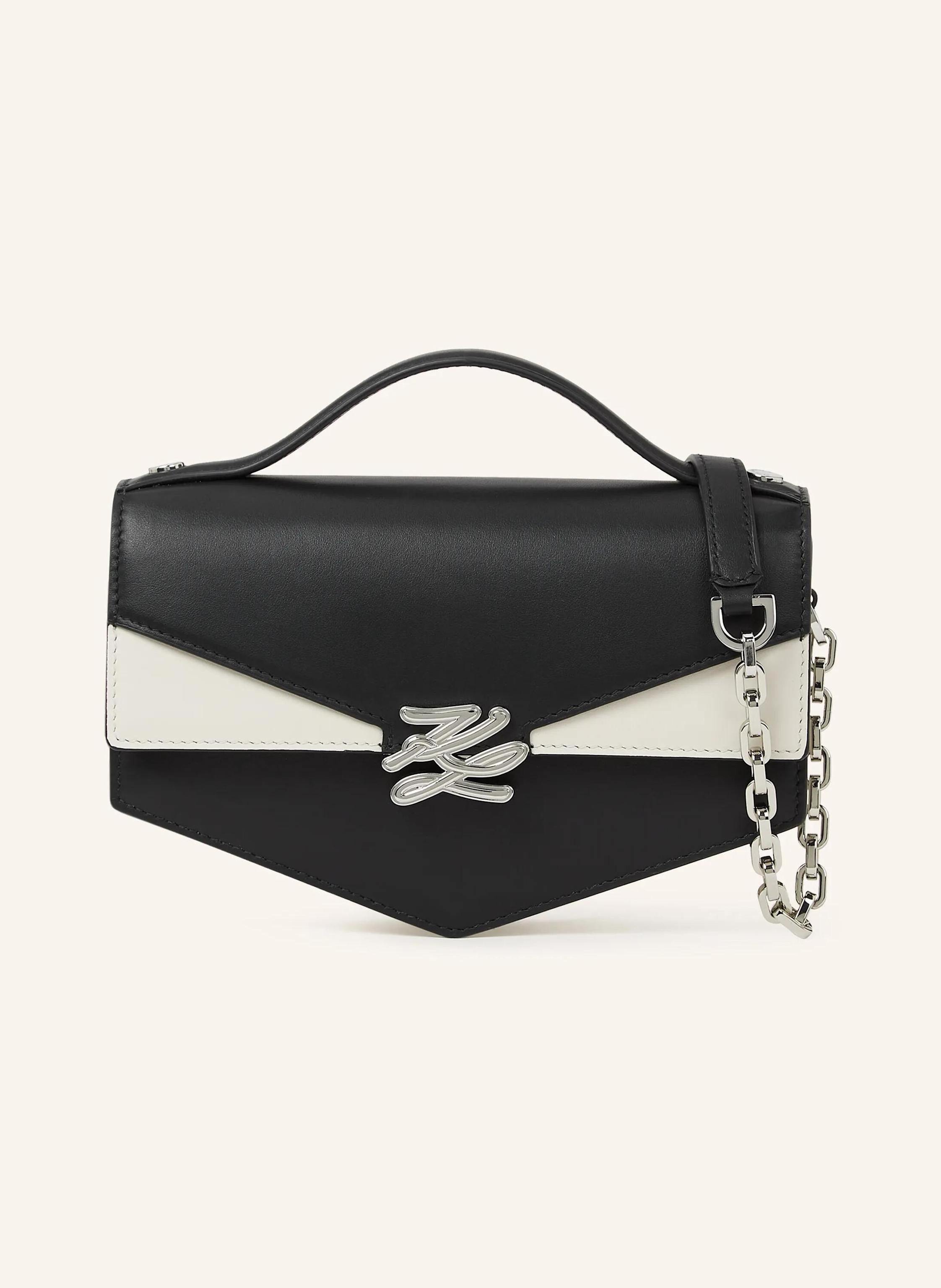 Karl Lagerfeld Diese elegante Umhängetasche kombiniert schwarz-weiße Einsätze mit dem von Karl Lagerfelds Unterschrift inspirierten Autograph- Emblem. Diese Tasche eignet sich perfekt für den Einsatz im Alltag. Sie in schwarz