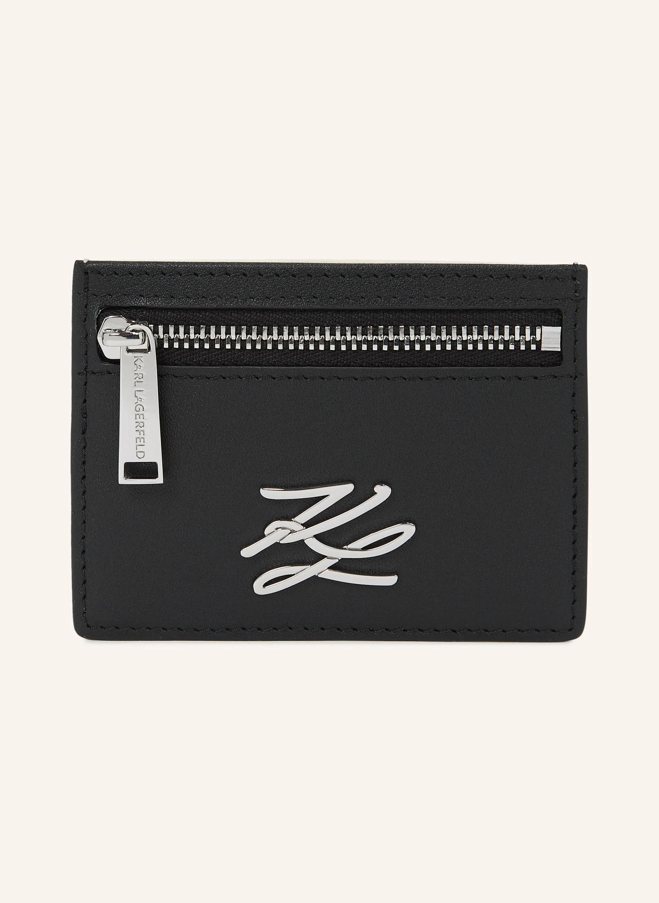 Karl Lagerfeld Das Metallelement mit dem ikonischen Karl Autograph und die sichtbaren Reißverschlussdetails verleihen diesem klassischen Kartenetui aus Leder das gewisse Etwas. Mit mehreren Einsteckfächern ausgestat in schwarz