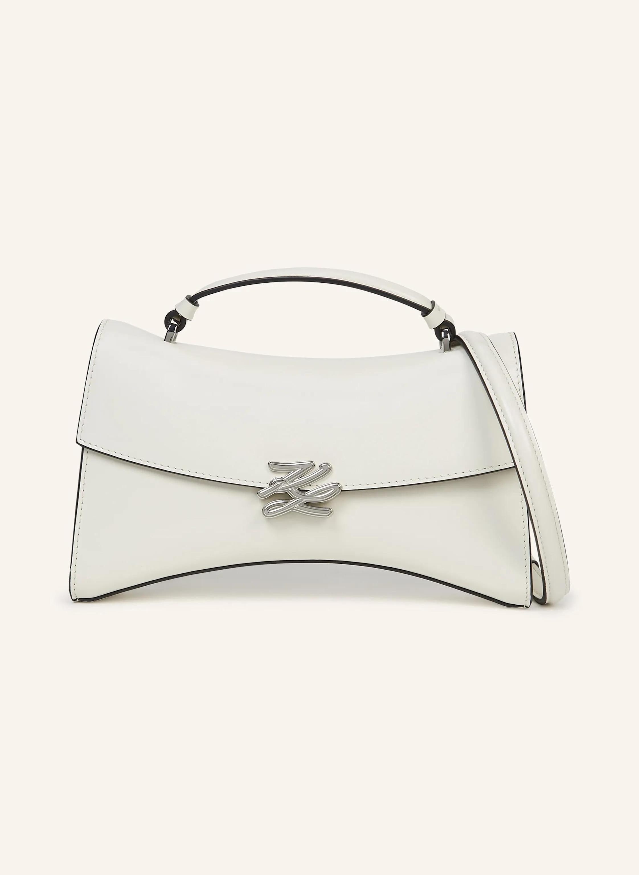Karl Lagerfeld Diese skulpturale Henkeltasche vereint kühnes Design mit zeitlosem Stil und besticht durch eine elegante Überschlagklappe unter dem ikonischen Karl Autograph-Logo. Tragen Sie sie auf Ihre Art – dank d in weiss
