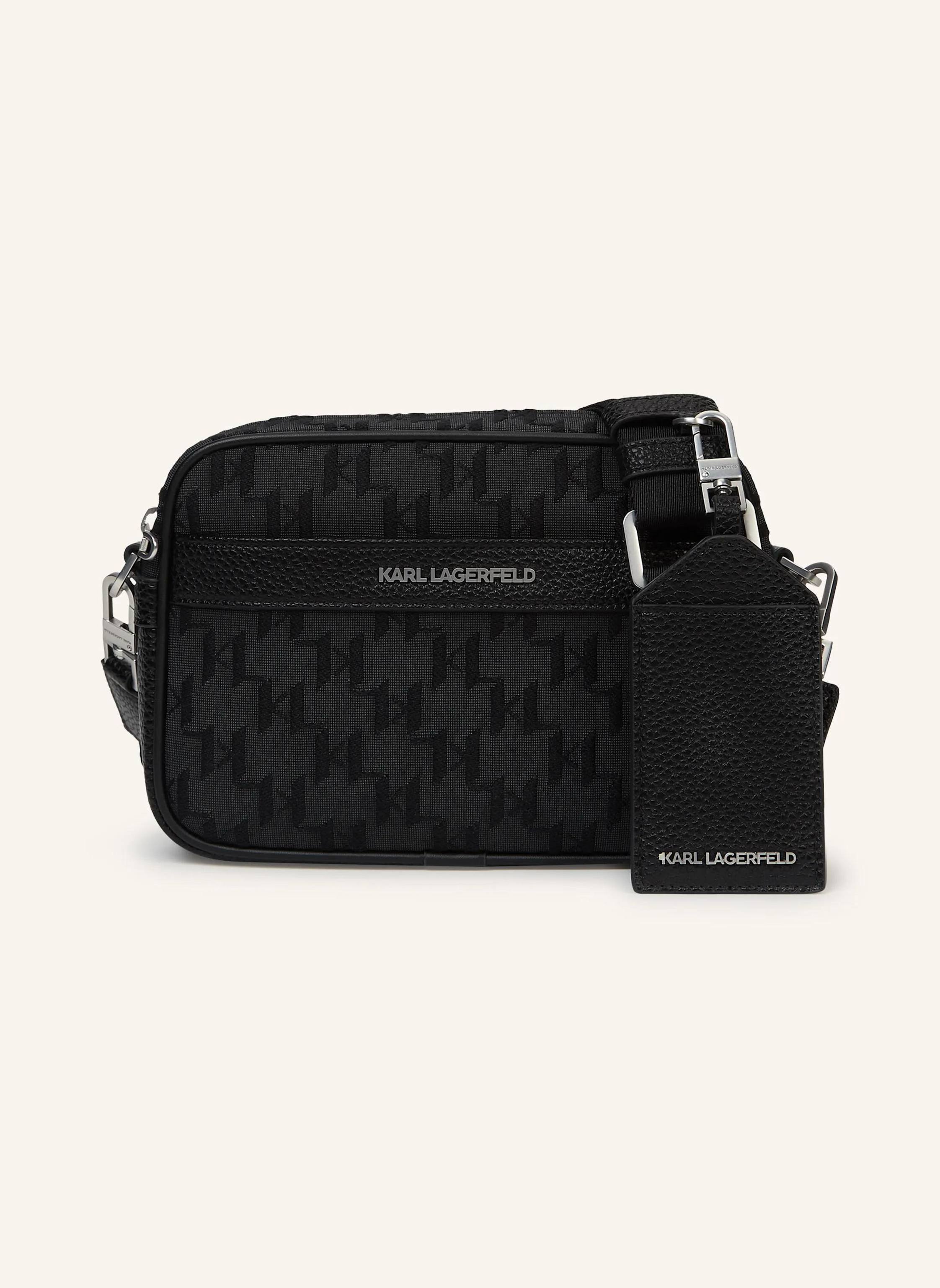 Karl Lagerfeld Elegante Kameratasche mit kompakter Silhouette. Der moderne Monogramm-Jacquard und die glänzende silberfarbene Hardware sorgen für edle Details, während der verstellbare Riemen mühelosen Tragekomfort in schwarz