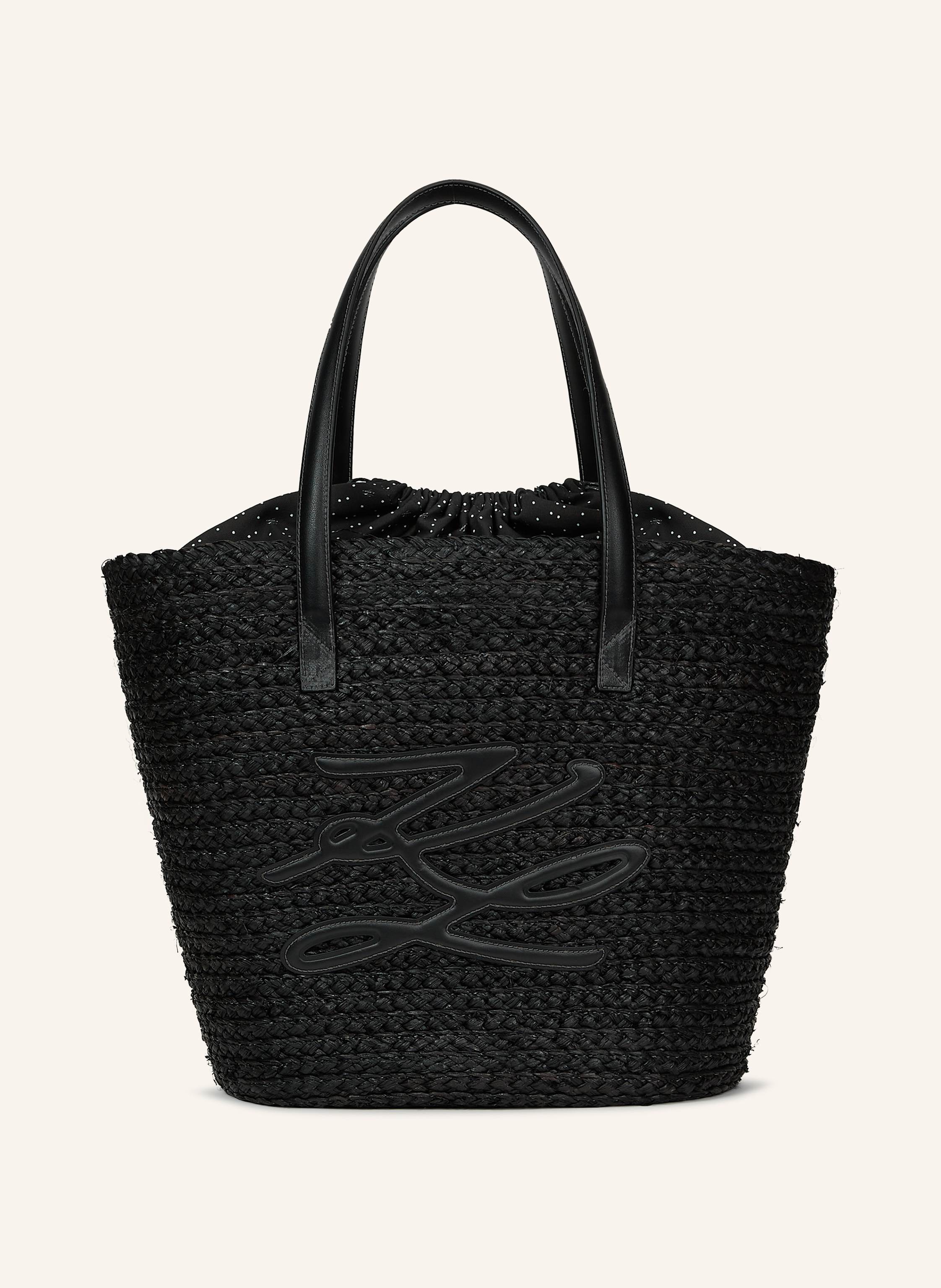 Karl Lagerfeld Sonnenverwöhnte Bastfasern formen diese Strandtasche, die durch einen verspielten Autograph-Logo-Beutel und edle Ledergriffe geprägt ist und den Riviera-Spirit mit subtiler Raffinesse einfängt. Gefloc in schwarz