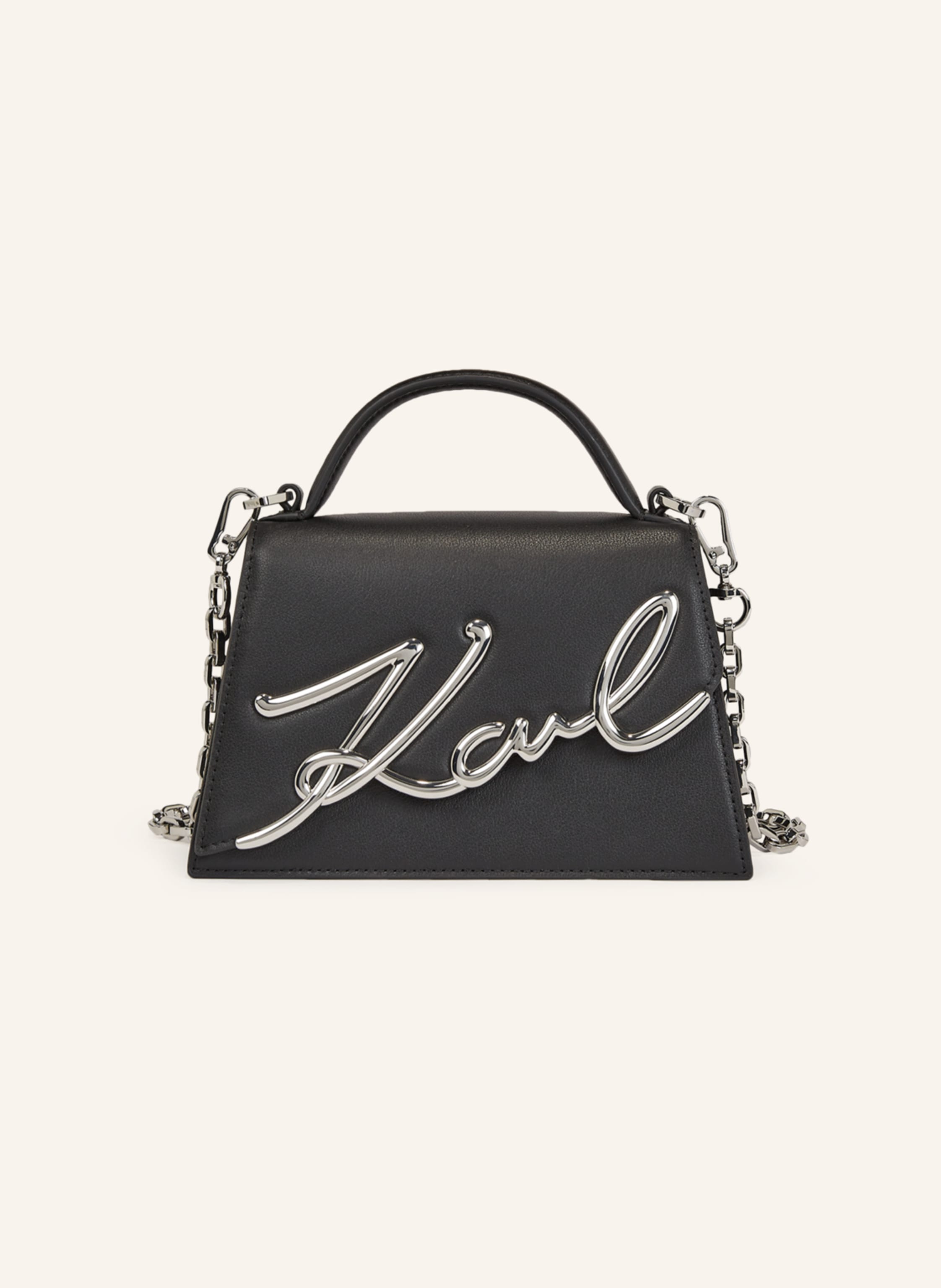 Karl Lagerfeld Die kleine K/SIGNATURE-Umhängetasche zeichnet sich durch ihre trapezförmige Silhouette und die schrägen Logo-Elemente am Umschlag aus. Dieses unbestreitbar schicke und stets praktische Accessoire ist in schwarz