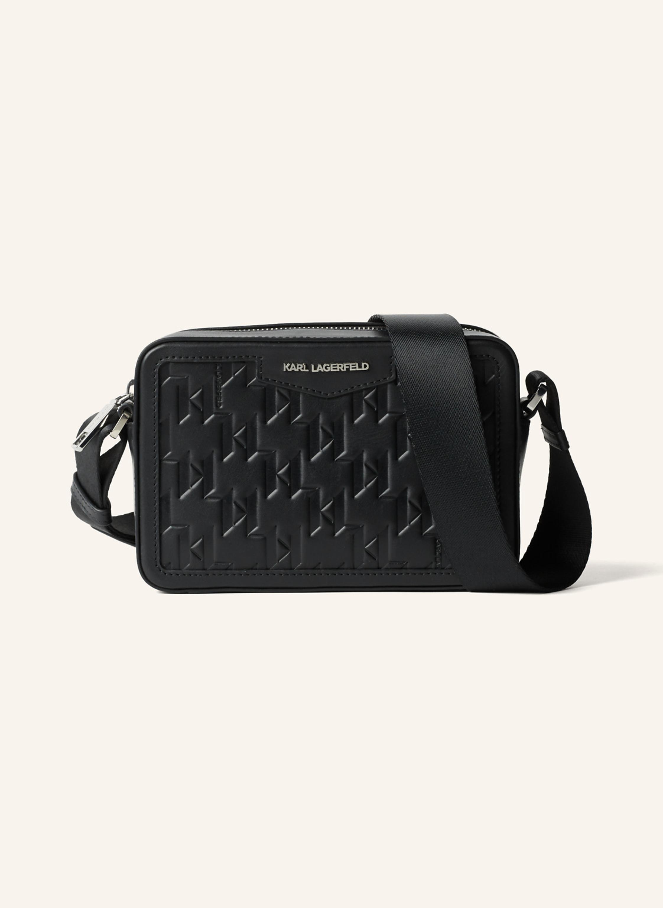 Karl Lagerfeld Mit dieser Kameratasche für unterwegs haben Sie alles Wichtige immer griffbereit. Die klassische Silhouette wird durch ihre luxuriöse Lederkonstruktion und eine durchgehende KARL-Monogramm-Prägung noc in schwarz