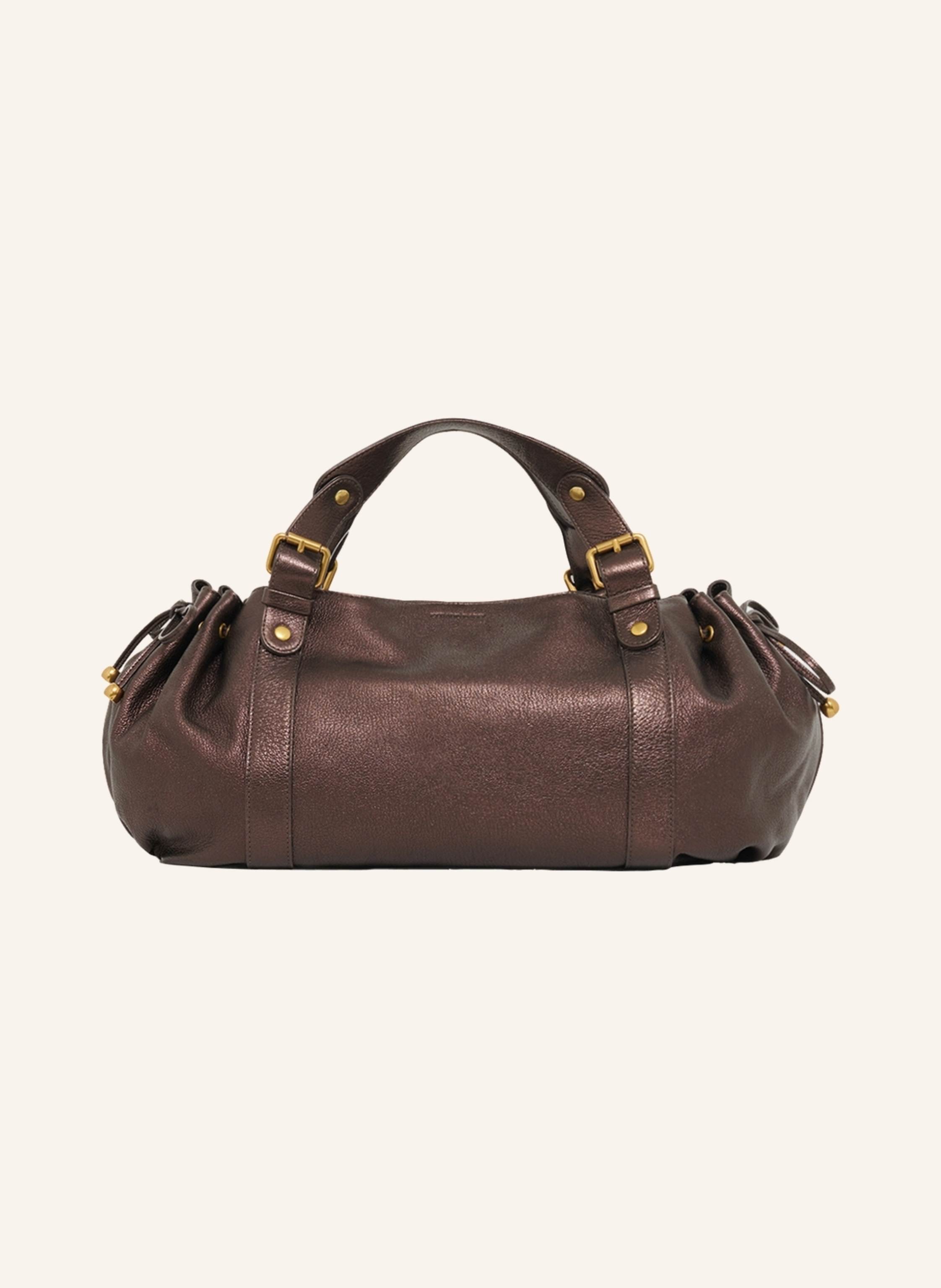 Gerard Darel 24 H ist eine ikonische Handtasche aus dem Lederwarenangebot von Darel ? zeitlos und lässig zugleich.Ziegenleder mit Metallic-Optik im Farbton Stadt-Braun Als perfekter Tag- und Nachtbegleiter für ein in braun