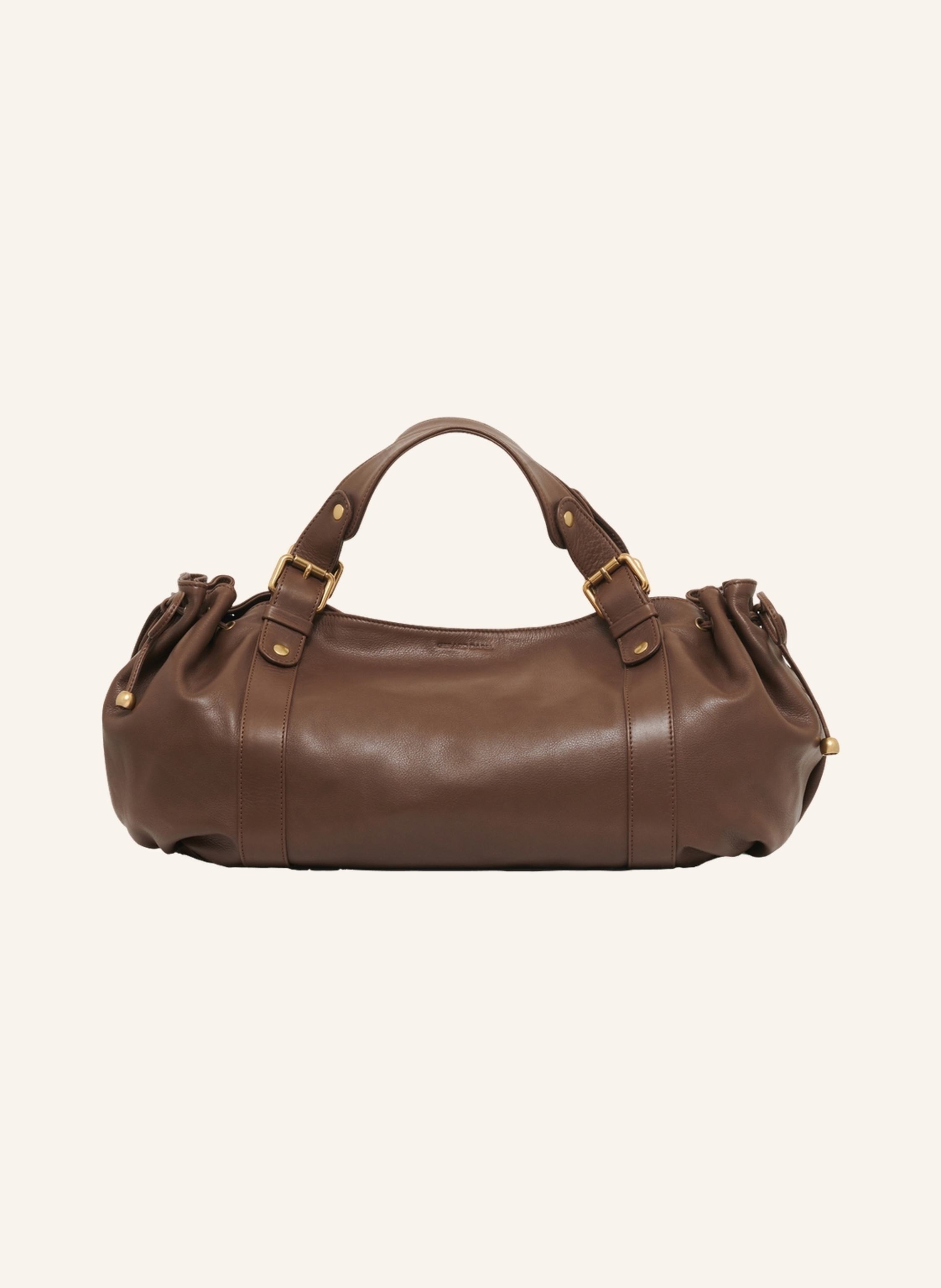 Gerard Darel Ikone der Lederwaren Darel, die Tasche 24 H ist das Symbol eines Stils, der sowohl zeitlos als auch natürlich lässig ist.Ihr Leder, angenehm im Griff mit einem leicht gewachsten Finish, zeichnet sich in taupe