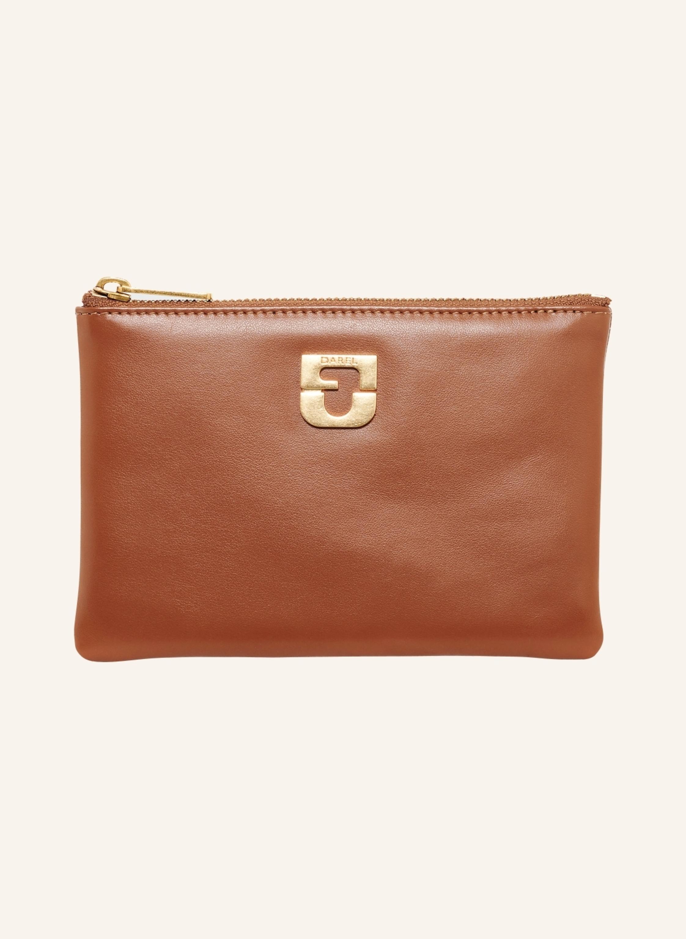 Gerard Darel Raffinierte und elegante Leder-Clutch, verziert mit den ikonischen Initialen des Hauses in Gold. Ein Accessoire, das darauf abzielt, die Organisation Ihrer Tasche mit Stil und Praktikabilität zu versc in cognac