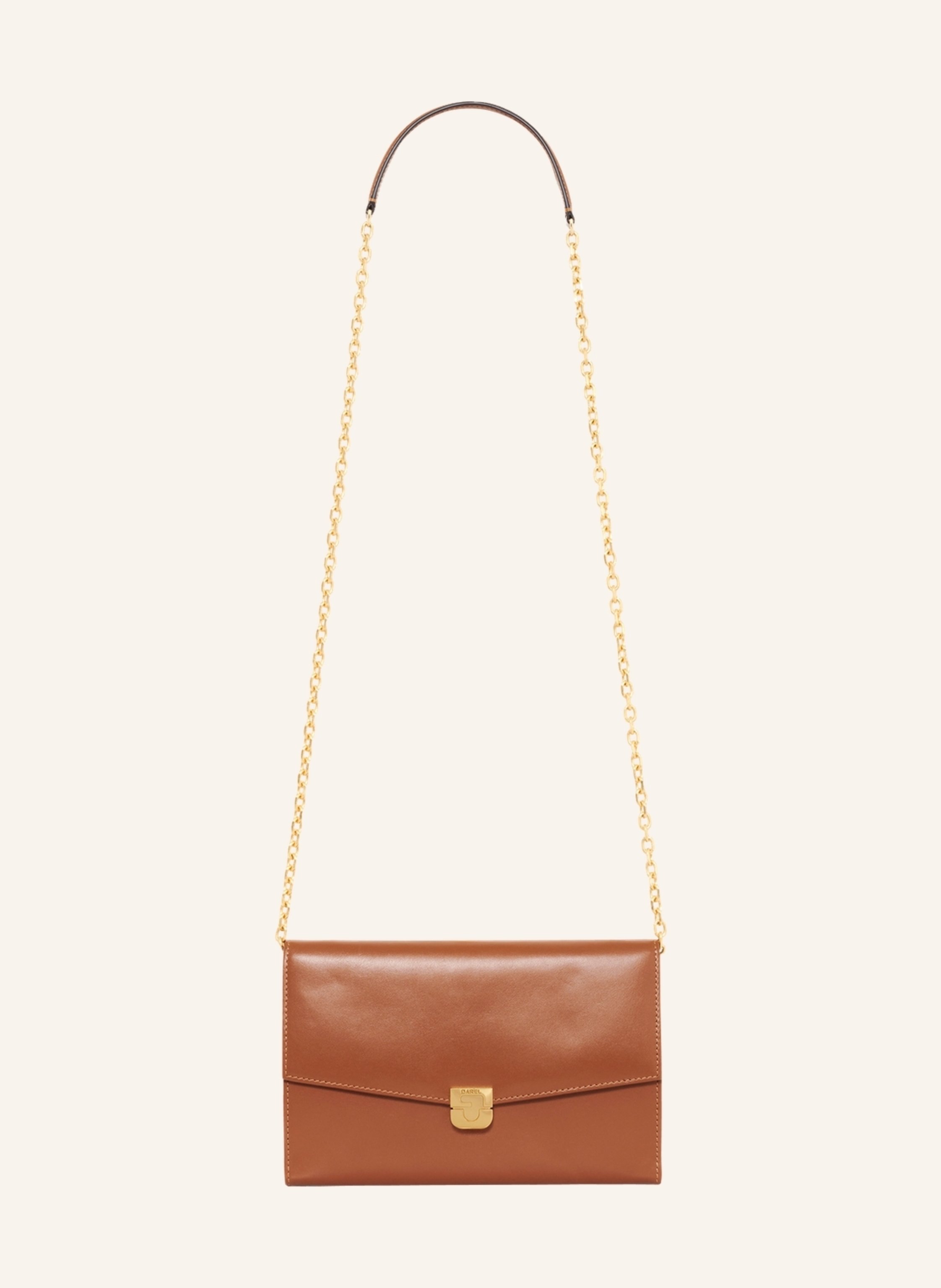 Gerard Darel Diese Leder-Clutch, akzentuiert durch ein goldfarbenes Schloss mit den Initialen des Hauses, ist das ultimative Trend-Accessoire. Ausgestattet mit einem Schulterriemen aus Kette und Leder für einen el in cognac