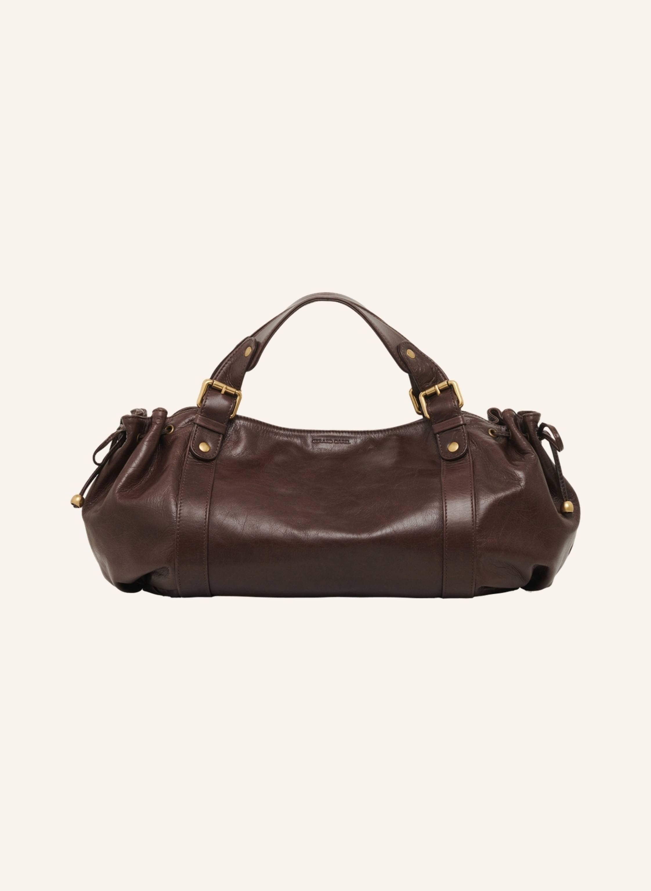 Gerard Darel Ikone der Lederwaren Darel, die Tasche 24 H ist das Symbol für einen Stil, der sowohl zeitlos als auch natürlich entspannt ist.Ihr zerknittertes Kalbsleder verkörpert eine urbane und sinnliche Eleganz in braun