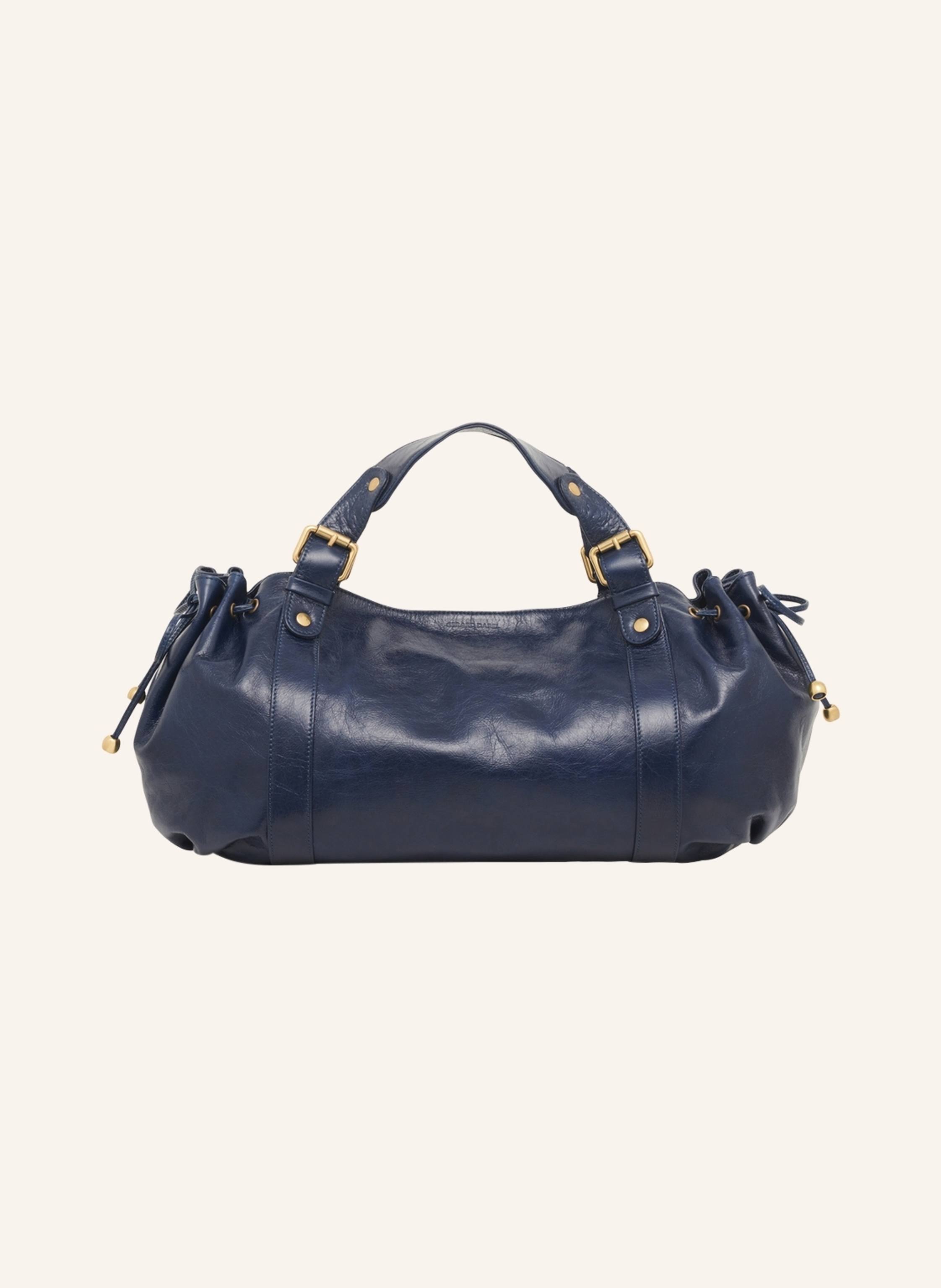 Gerard Darel Ikone der Lederwaren Darel, die Tasche 24 H ist das Symbol für einen gleichzeitig zeitlosen und natürlich lässigen Stil.Dieses subtil geknitterte Leder im 70er-Jahre-Stil, elegant und leicht glänzend, in blau