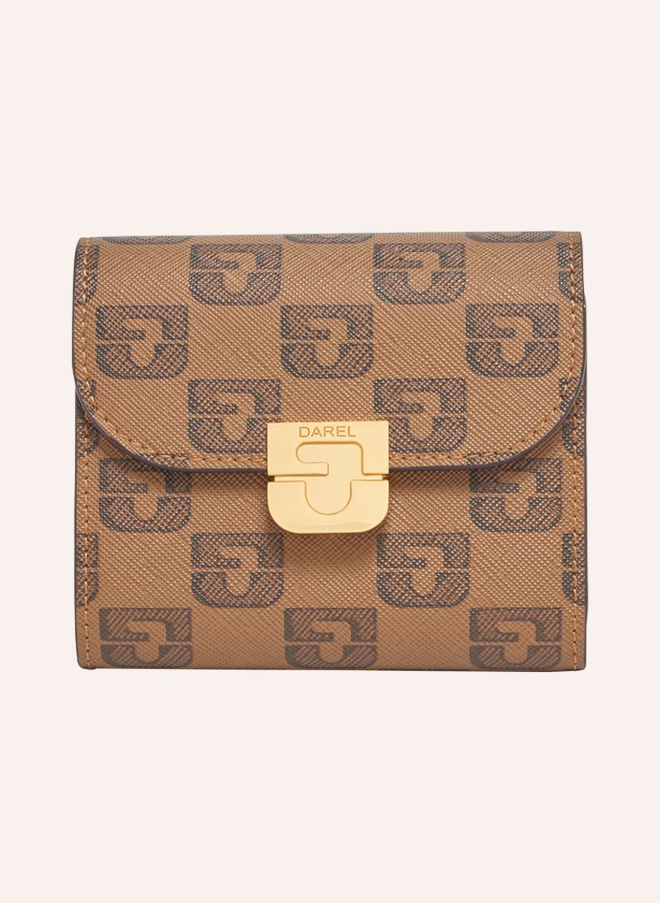 Gerard Darel Kompakte und raffinierte Geldbörse, entworfen aus beschichtetem Canvas mit Monogramm, sie erfüllt alle Ihre Erwartungen an Funktionalität.Ihr Inneres aus Leder verleiht eine erlesene Note. Praktisch u Mini in camel