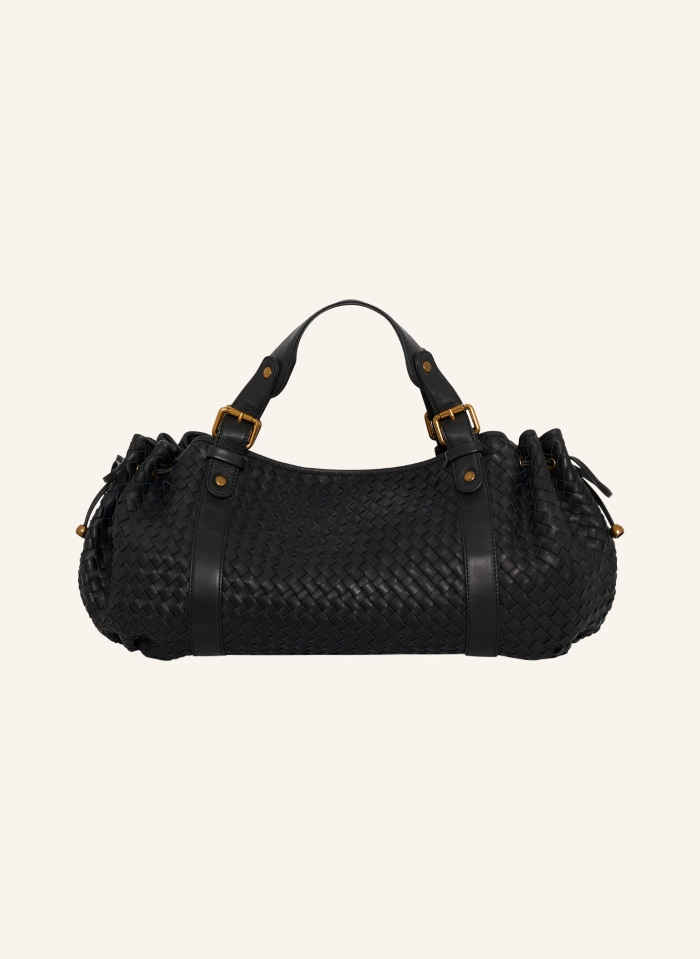 Gerard Darel Ikone der Lederwaren Darel, die 24 H Tasche ist das Symbol eines Stils, der sowohl zeitlos als auch naturlich entspannt ist.Handgewebtes Lammleder, ein handwerkliches Fachwissen, das von Feinheit und in schwarz