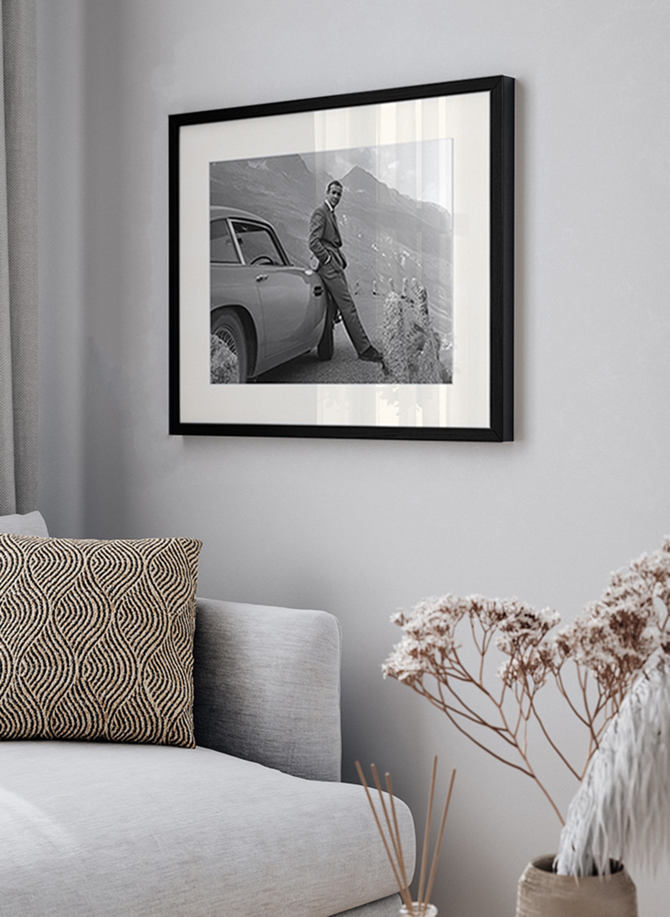 Thumbnail - Jacob Baden Wandbild Sean Connery Am Set Von Goldfinger Mit Rahmen schwarz