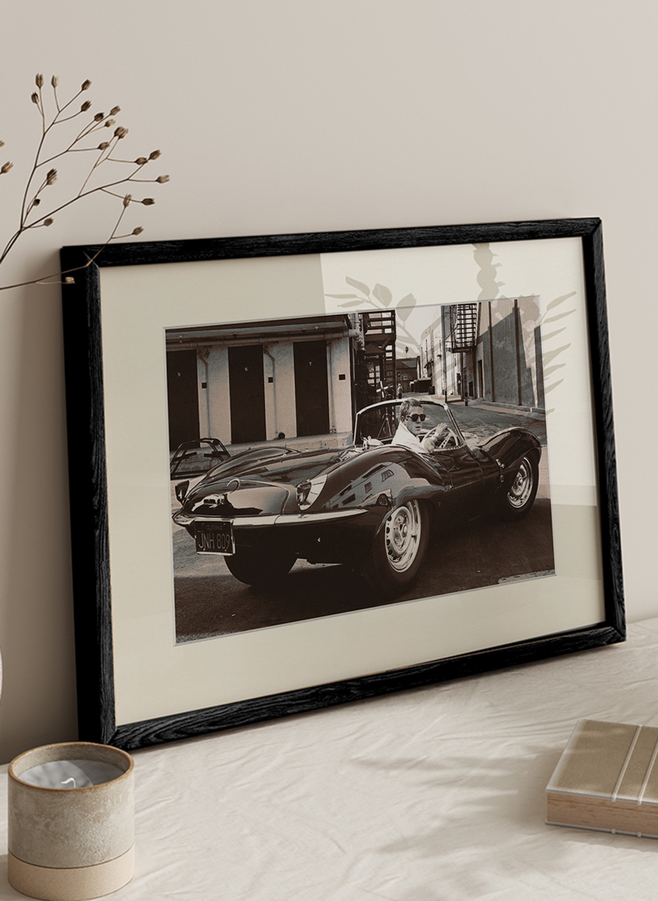 Thumbnail - Jacob Baden Wandbild Steve Mcqueen In Seinem Jaguar Mit Rahmen schwarz