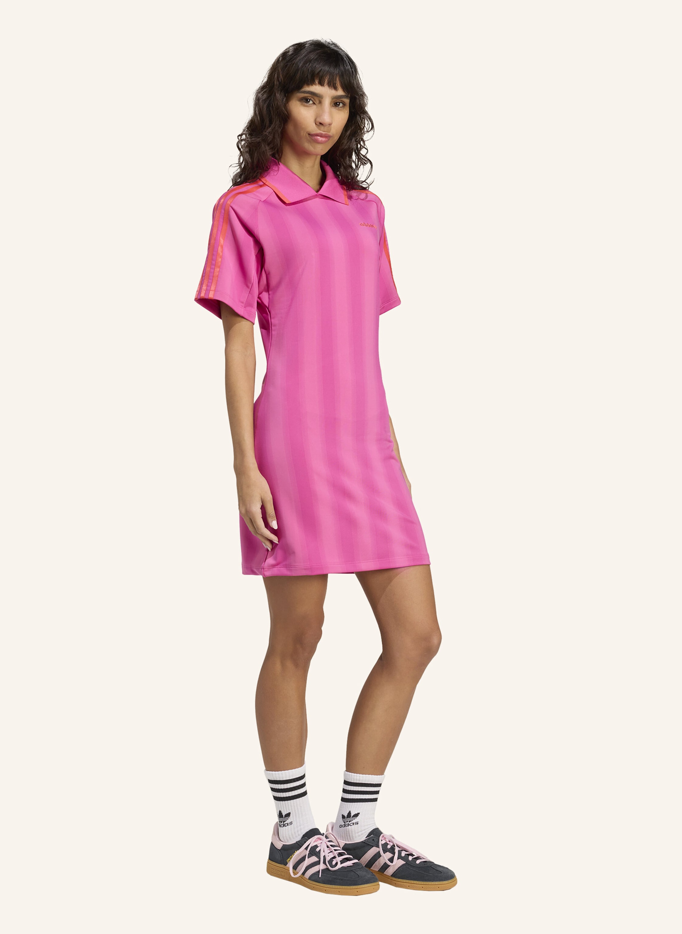 Thumbnail - Adidas Originals Football Inspired Graphic Kleid pink