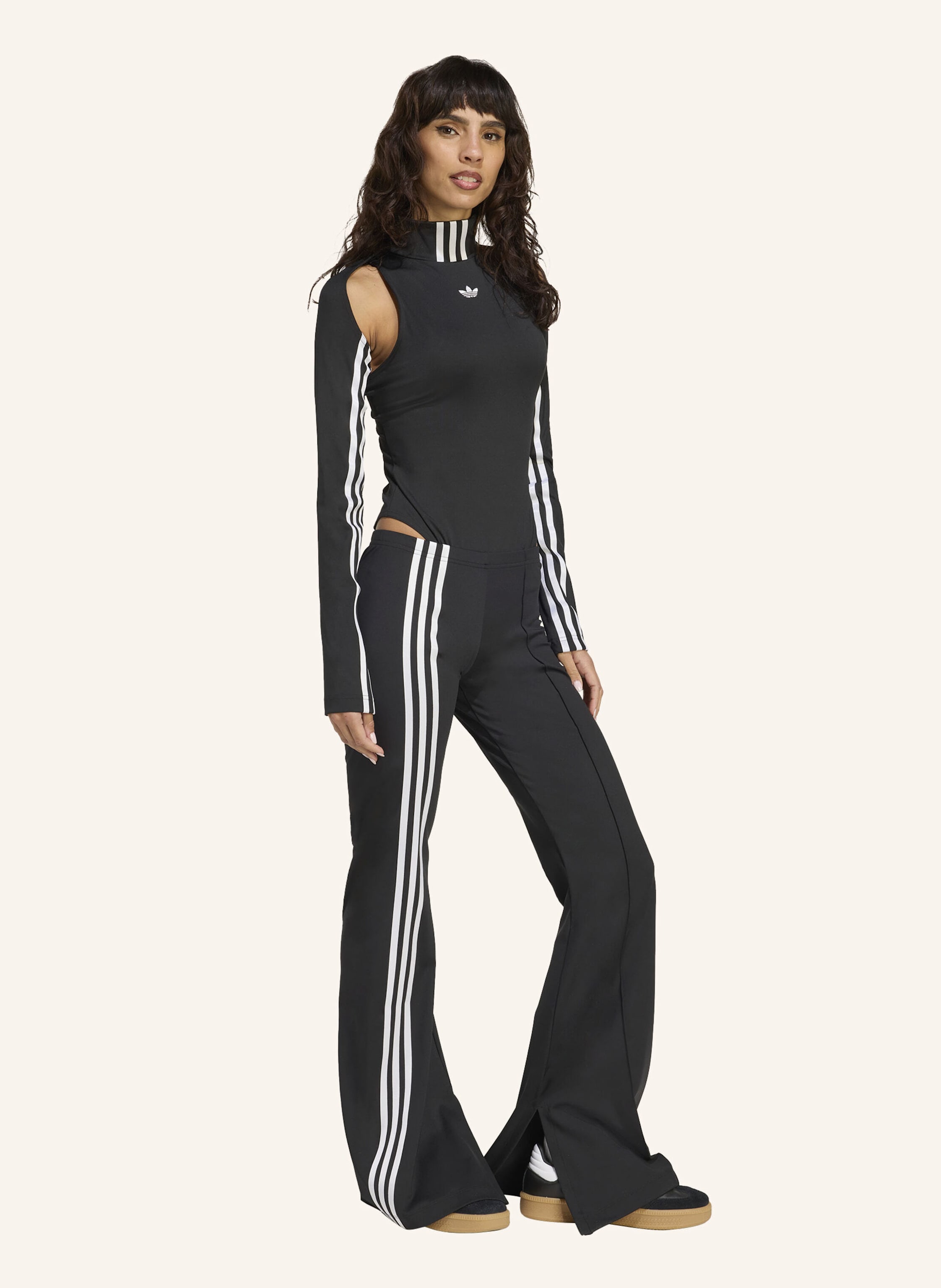 Thumbnail - Adidas Originals Ausgestellte Hose Mit Versetzten 3-Streifen Und Schleifendetails. schwarz