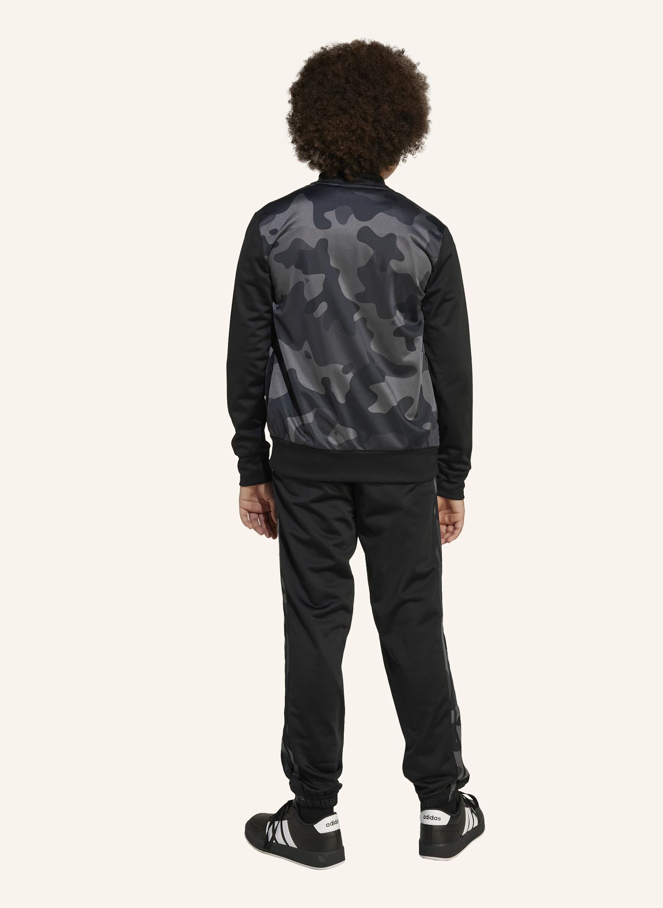 Thumbnail - Adidas Seasonal Essential Camouflage Tricot 3-Stripes All Over Printed Kids Trainingsanzug schwarz