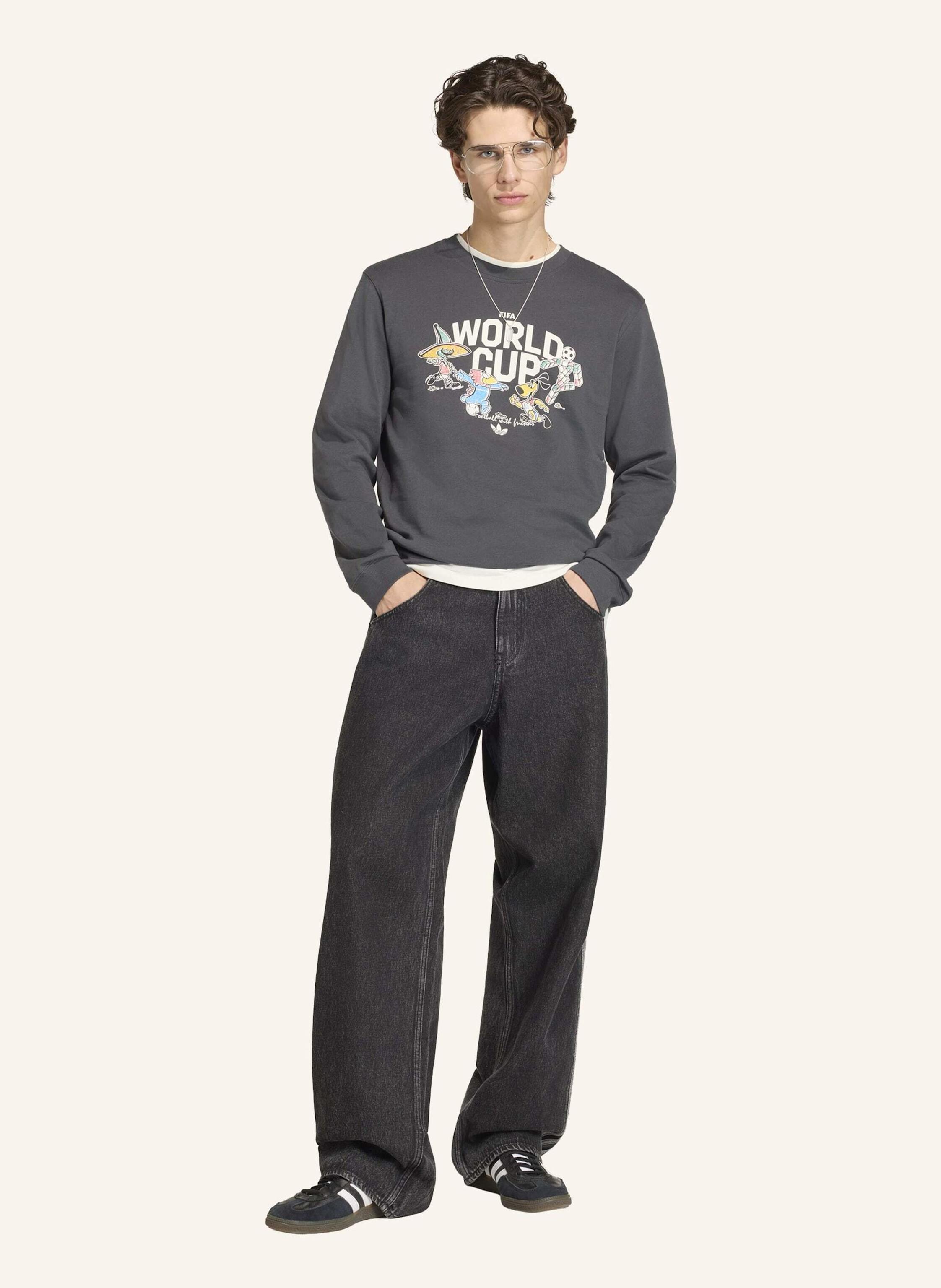 Thumbnail - Adidas Fifa Fussball-Weltmeisterschaft 26™ Maskottchen T-Shirt, Langärmlig grau