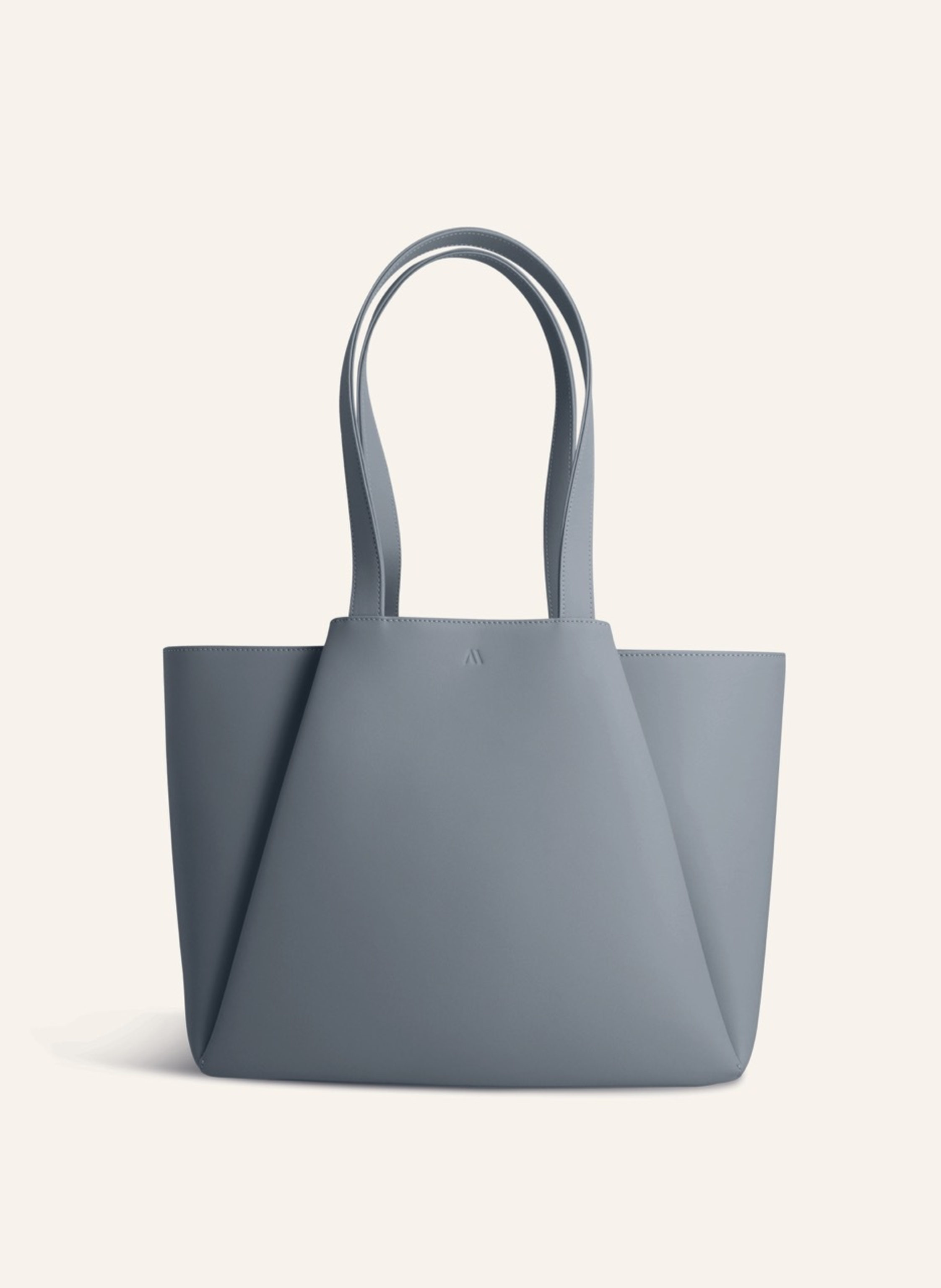 Kaai Mit eleganter und minimalistischer Formensprache im Art-Déco-Stil ist die MIDI PYRAMID-Tasche ein absoluter Allrounder. Ob bei der Arbeit oder in der Freizeit, mit den klassischen Farbvarianten passt in blau