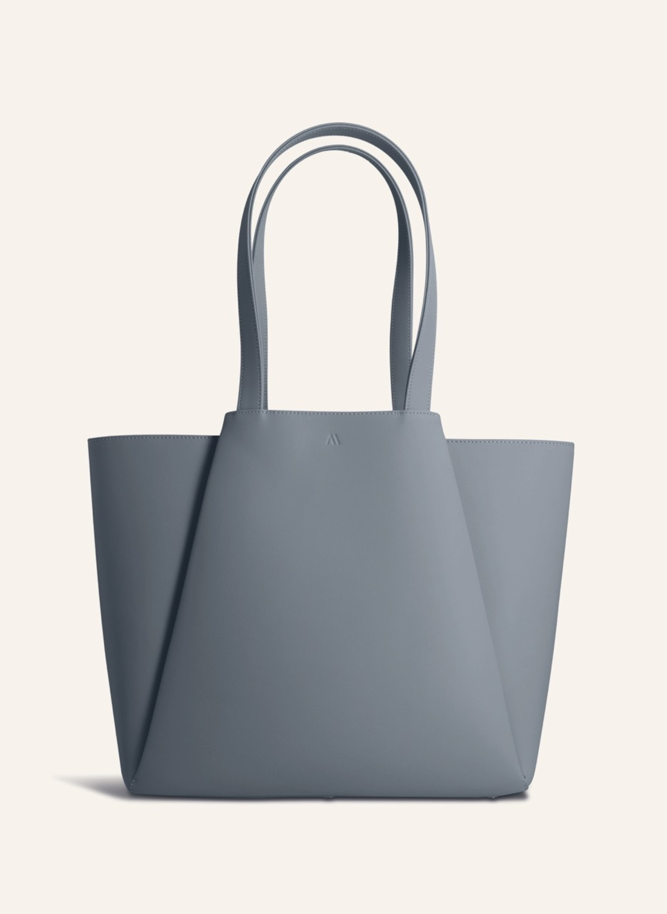 Kaai Mit eleganter und minimalistischer Formensprache im Art-Déco-Stil ist die PYRAMID-Tasche ein absoluter Allrounder. Ob bei der Arbeit oder in der Freizeit, mit den klassischen Farbvarianten passt sich in blau