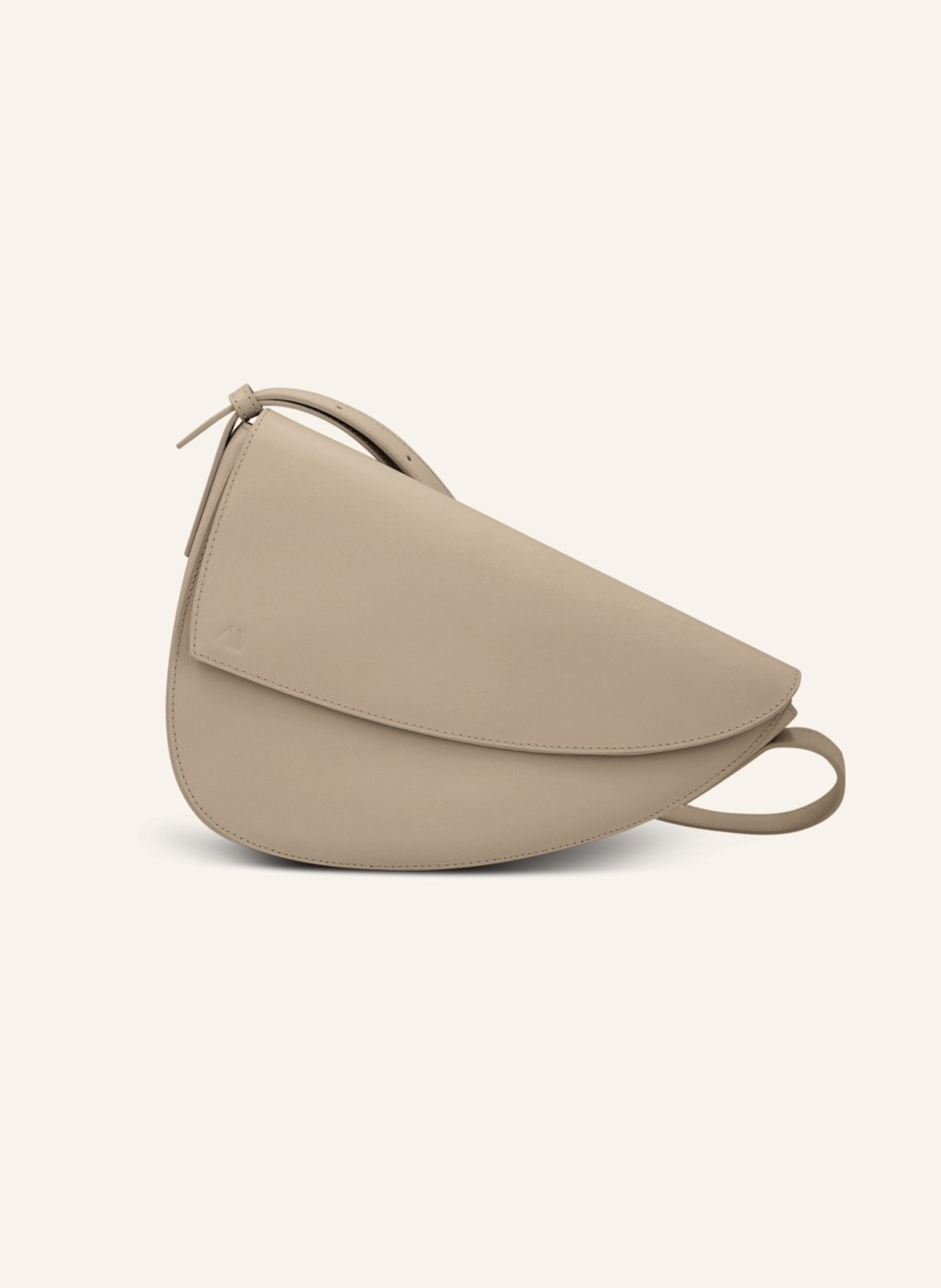 Kaai Das kühne Design der Rebel Umhängetasche, bringt Ihre Individualität und stilvollen Look zum Ausdruck. Mit ihrer auffälligen asymmetrischen Silhouette ist die Rebel eine Statement-Tasche für Frauen, d in taupe