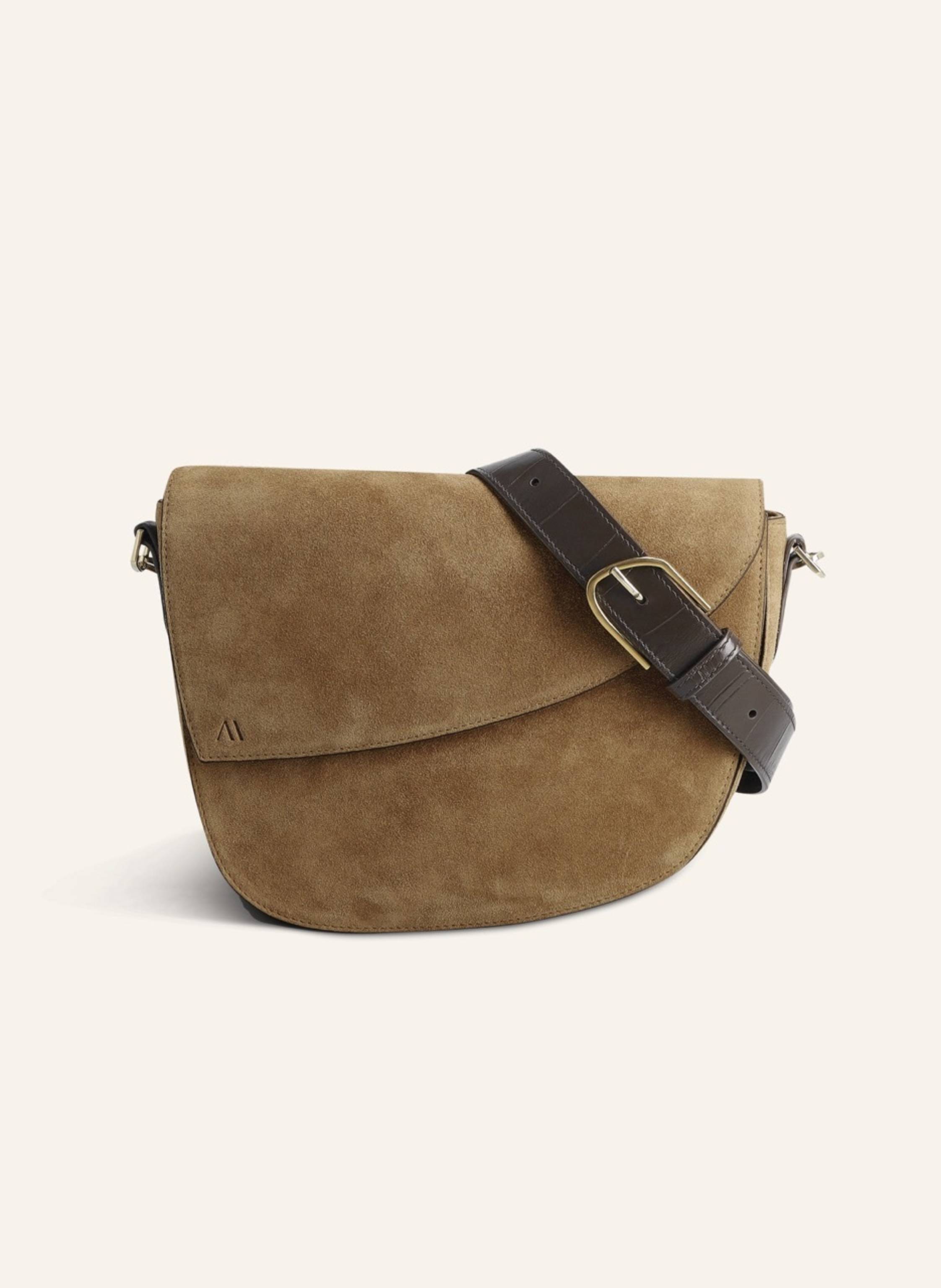 Kaai Die Rebel Saddle Tasche kombiniert modernen und eleganten Linien mit ultimativer Funktionalität. Aus weichem italienischem Leder gefertigt, strahlt diese Tasche sowohl Haltung als auch Komfort aus. Si in ecru