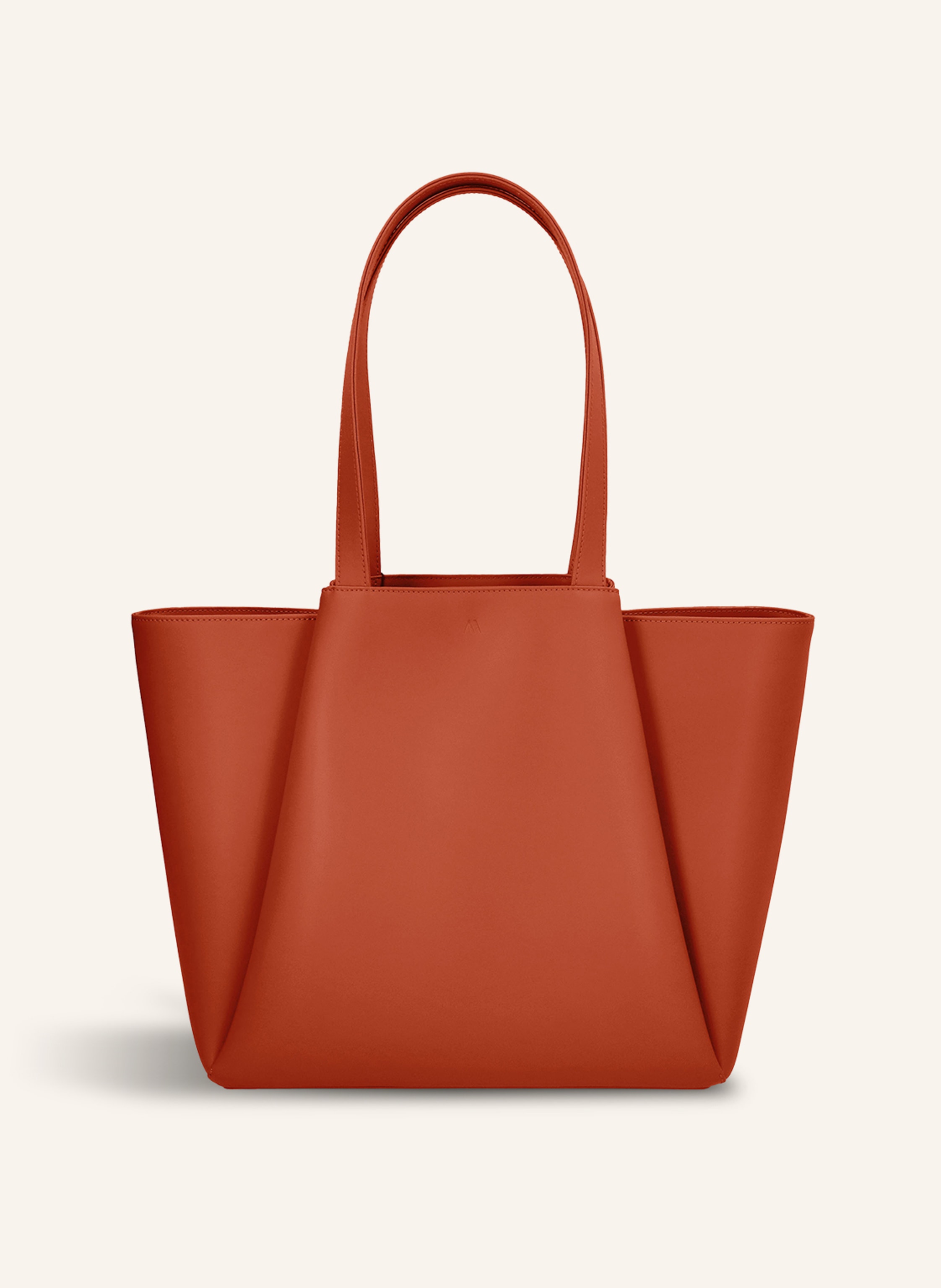 Kaai Mit eleganter und minimalistischer Formensprache im Art-Déco-Stil ist die PYRAMID-Tasche ein absoluter Allrounder. Ob bei der Arbeit oder in der Freizeit, mit den klassischen Farbvarianten passt sich in dunkelorange