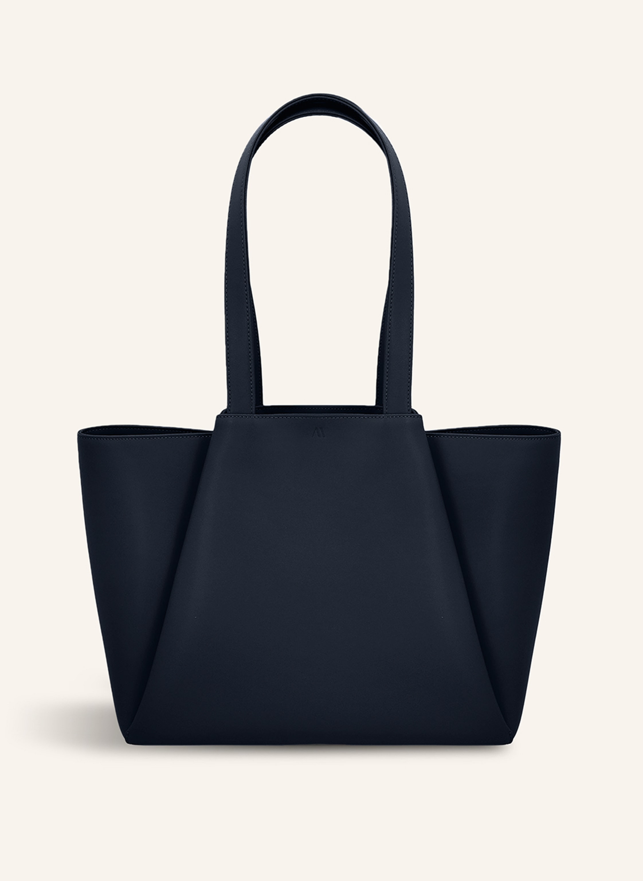 Kaai Mit eleganter und minimalistischer Formensprache im Art-Déco-Stil ist die MIDI PYRAMID-Tasche ein absoluter Allrounder. Ob bei der Arbeit oder in der Freizeit, mit den klassischen Farbvarianten passt in dunkelblau
