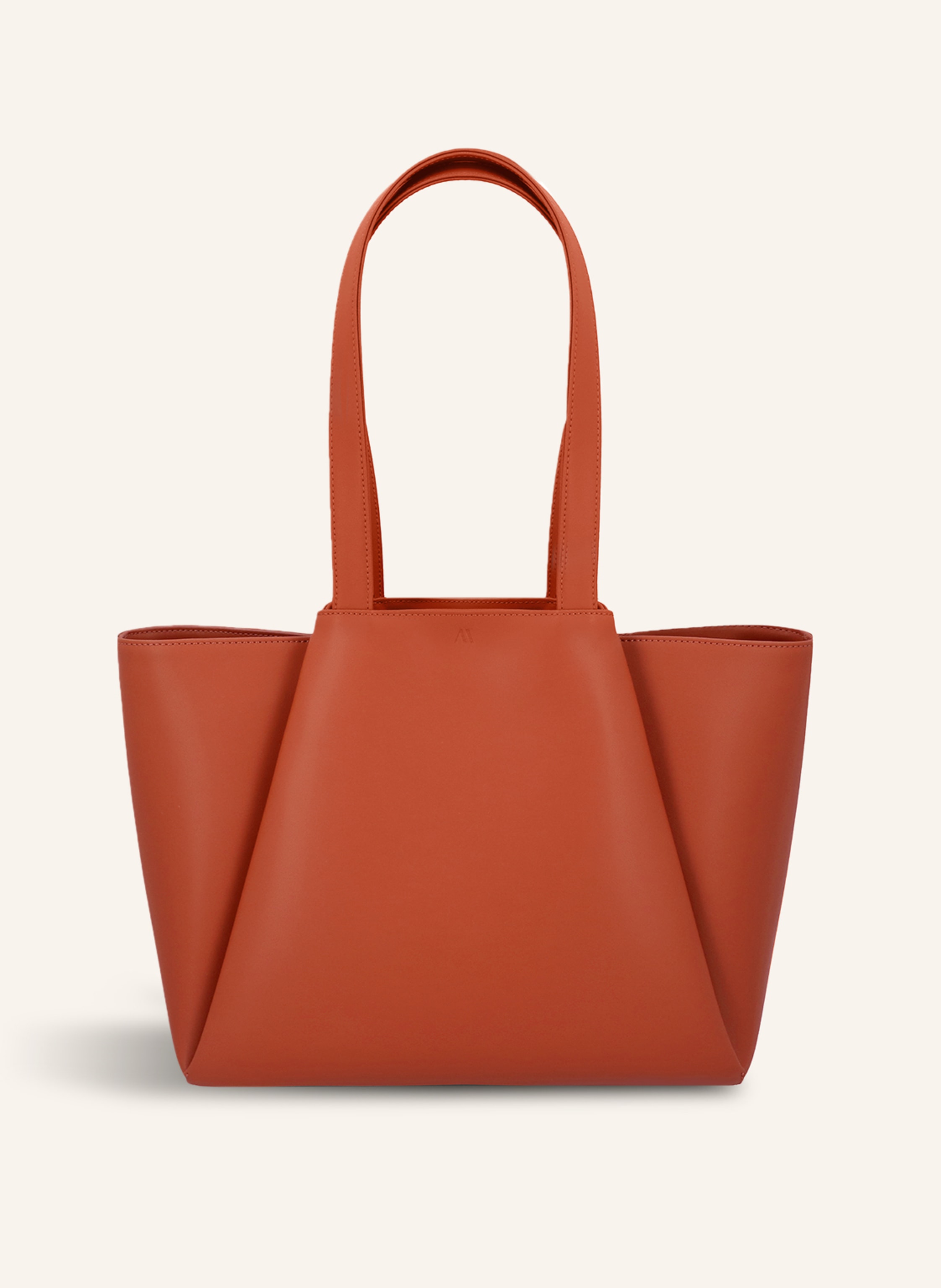 Kaai Mit eleganter und minimalistischer Formensprache im Art-Déco-Stil ist die MIDI PYRAMID-Tasche ein absoluter Allrounder. Ob bei der Arbeit oder in der Freizeit, mit den klassischen Farbvarianten passt in dunkelorange