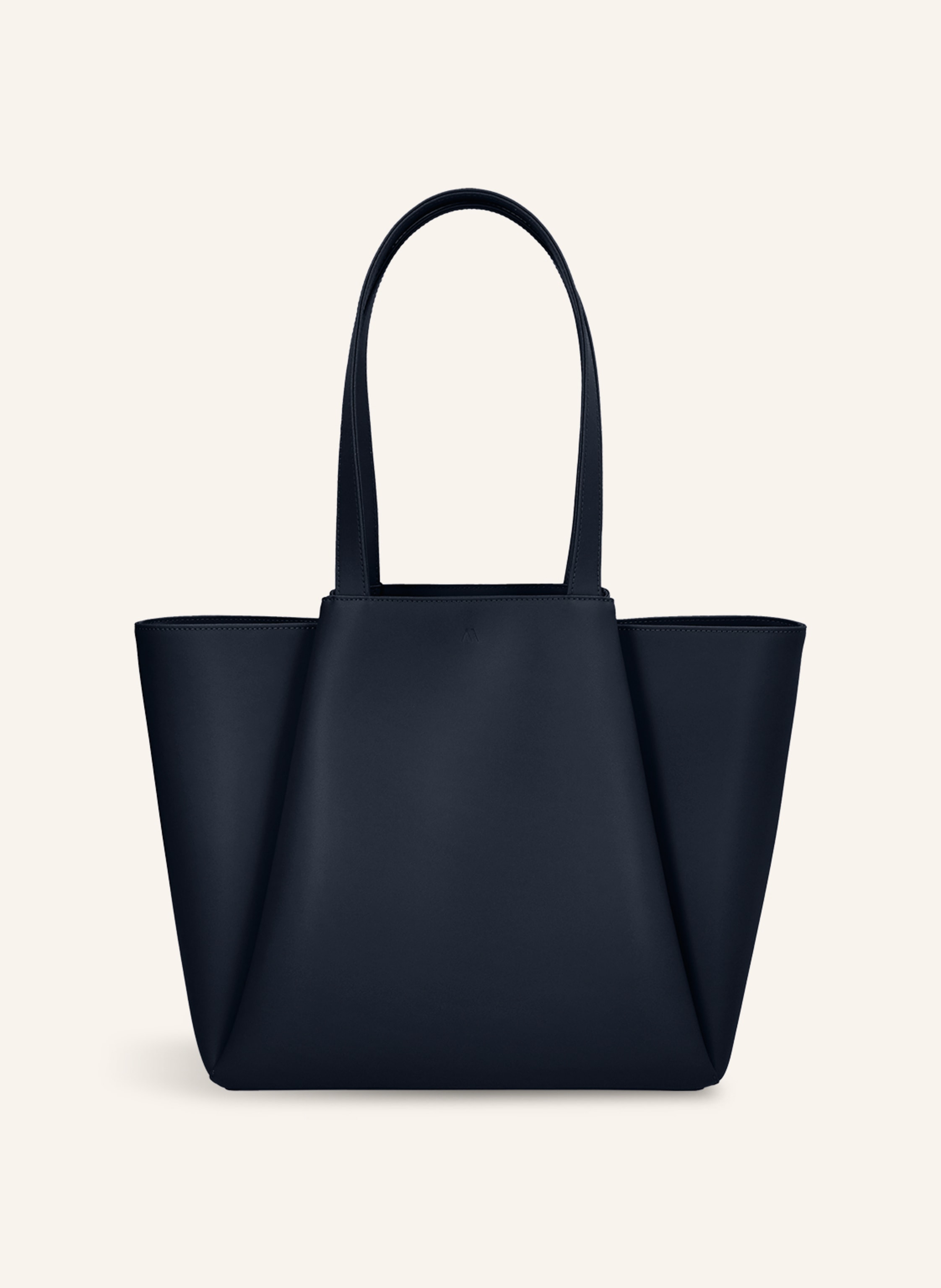 Kaai Mit eleganter und minimalistischer Formensprache im Art-Déco-Stil ist die PYRAMID-Tasche ein absoluter Allrounder. Ob bei der Arbeit oder in der Freizeit, mit den klassischen Farbvarianten passt sich in dunkelblau