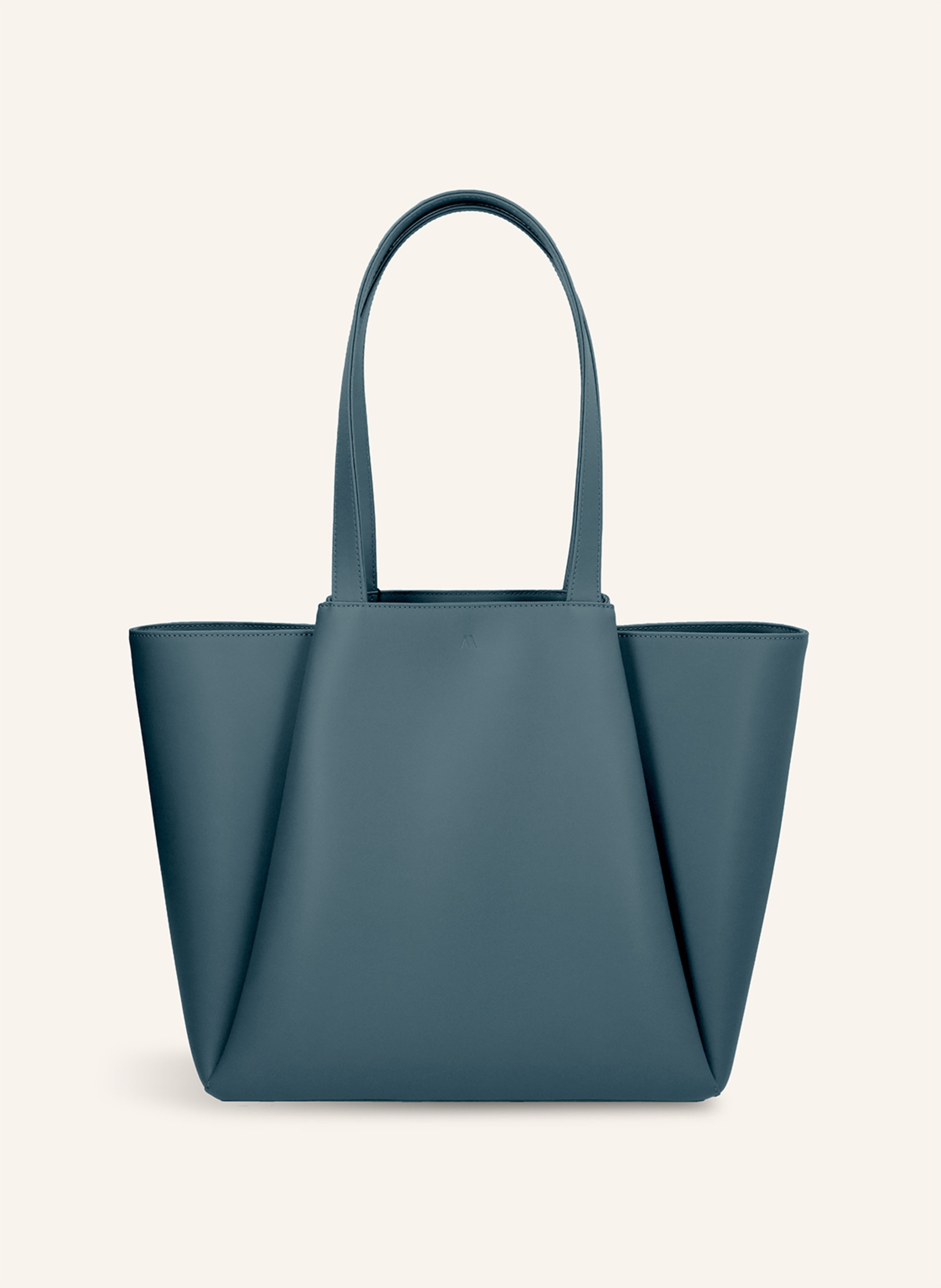 Kaai Mit eleganter und minimalistischer Formensprache im Art-Déco-Stil ist die PYRAMID-Tasche ein absoluter Allrounder. Ob bei der Arbeit oder in der Freizeit, mit den klassischen Farbvarianten passt sich in petrol