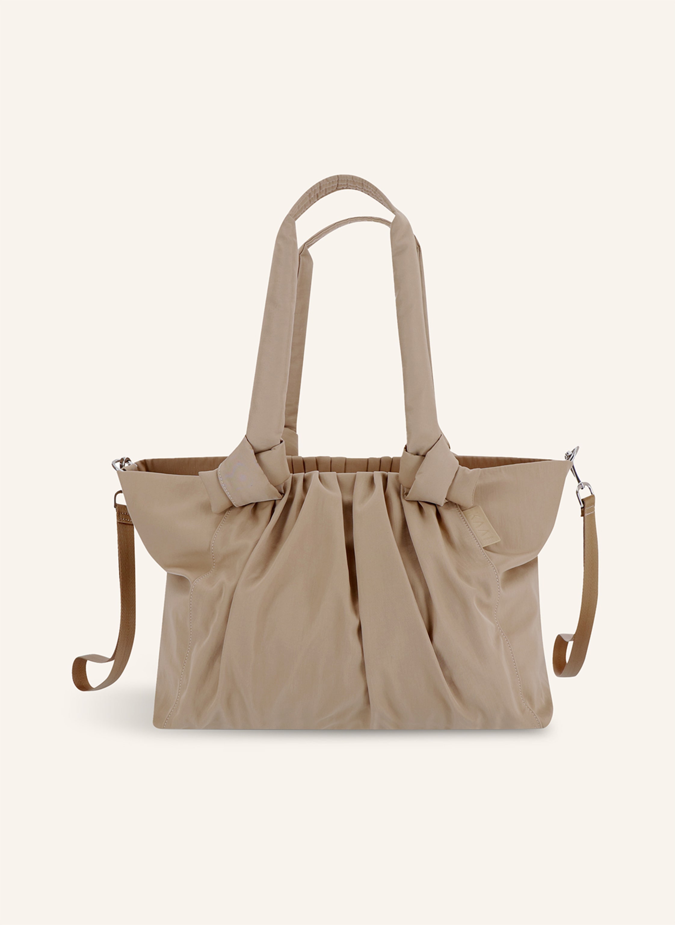 Kaai Von Müttern inspiriert und mit Sorgfalt entworfen. Mit dieser praktischen und eleganten Mom Bag aus Nylon können Sie alles organisieren, was Sie für Ihr Baby brauchen. Die Tasche hat großzügige Innenf in ecru