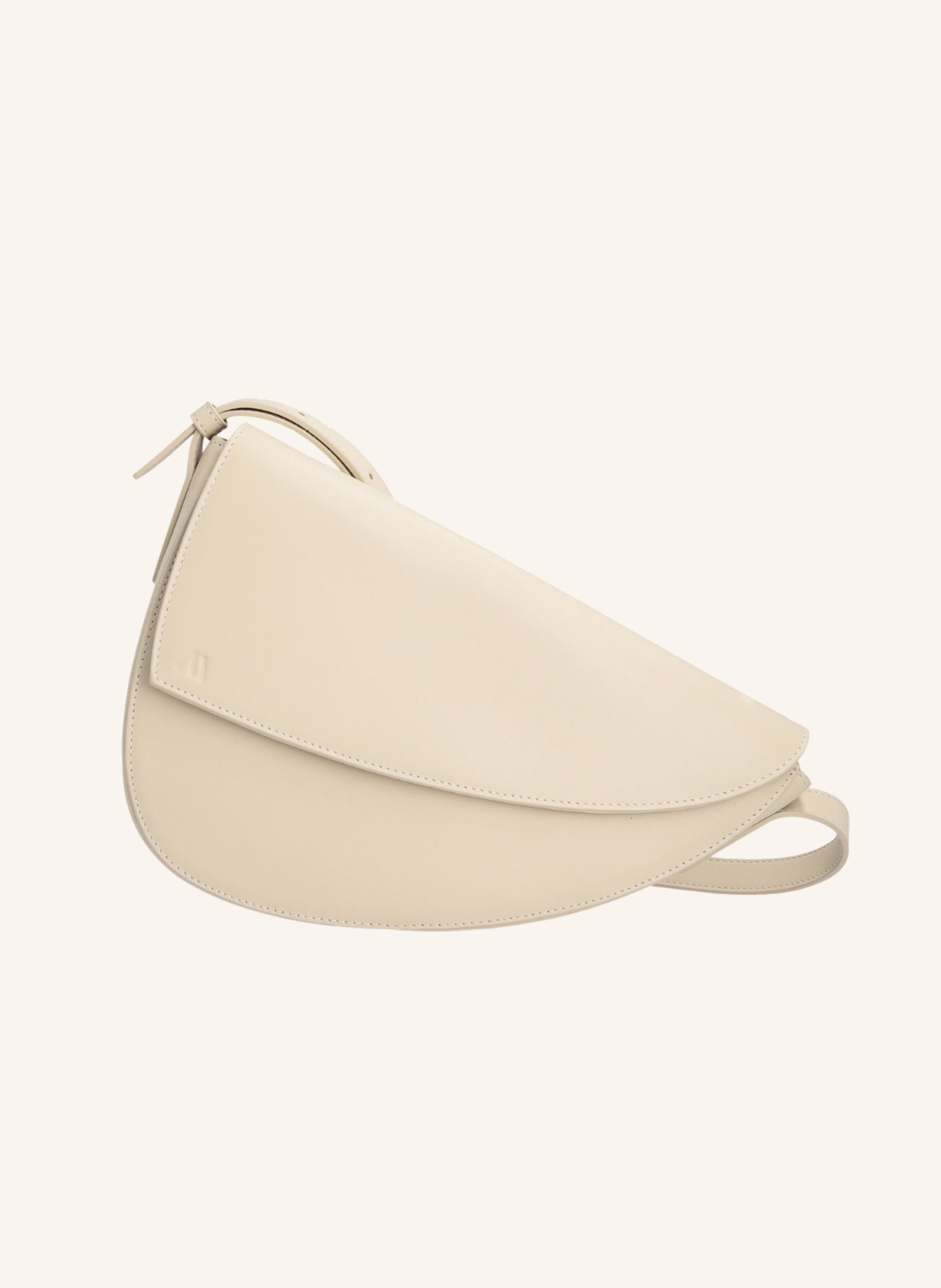 Kaai Das kühne Design der Rebel Umhängetasche, bringt Ihre Individualität und stilvollen Look zum Ausdruck. Mit ihrer auffälligen asymmetrischen Silhouette ist die Rebel eine Statement-Tasche für Frauen, d in creme