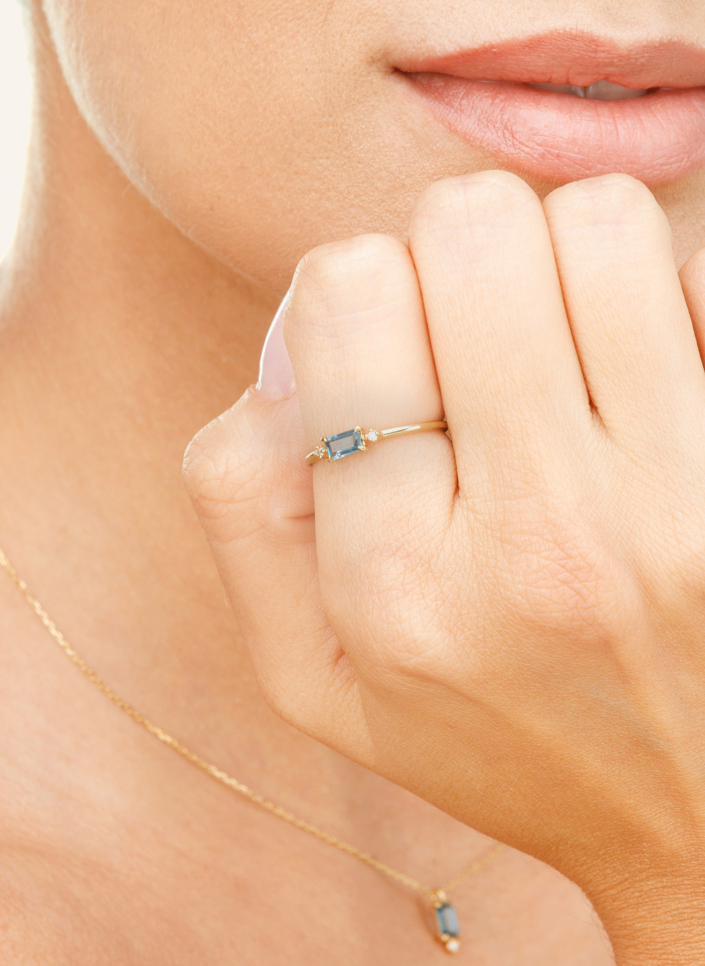 Thumbnail - Leaf Ring London Blue Topaz Aus 14 Karat Gelbgold gold