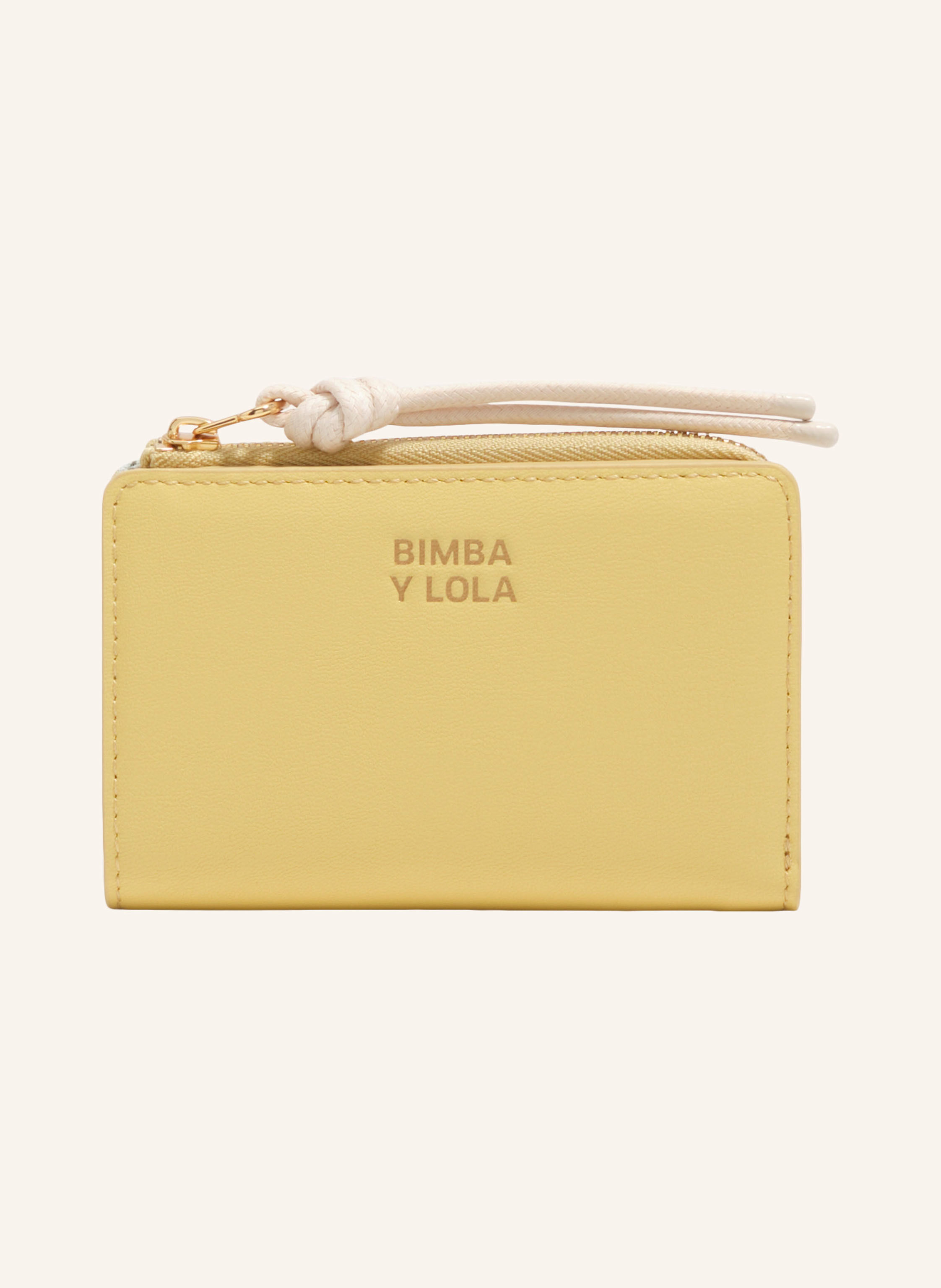 Bimba y Lola Ungefähre Maße: 12 x 8 x 2 cm. Lederdetails. Kordelschieber in gelb