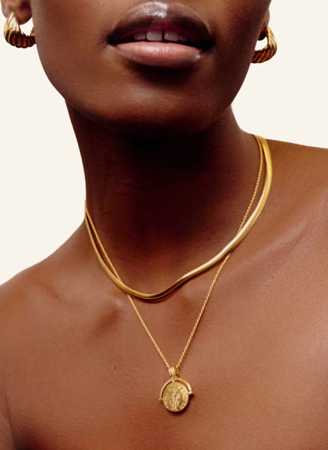 루시 윌리엄스 미디엄 각인 로만 아크 코인 목걸이 글램부 | 미쏘마 | 페칭 FETCHING