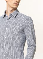 BOSS Koszula HANK PERFORMANCE slim fit, Kolor: BIAŁY/ CZARNY/ GRANATOWY (Obrazek 1)