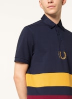 FRED PERRY Poloshirt Regular Fit, Farbe: DUNKELBLAU/ DUNKELGELB/ DUNKELROT (Bild 1)