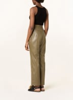 Nanushka Bootcut-Hose LUCEE in Lederoptik, Farbe: KHAKI (Bild 1)