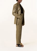 Nanushka Bootcut-Hose LUCEE in Lederoptik, Farbe: KHAKI (Bild 1)