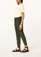 CARTOON Hose im Jogging-Stil Relaxed Fit , Farbe: DUNKELGRÜN (Bild 1)