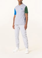 LACOSTE L!VE Piqué-Poloshirt Relaxed Fit, Farbe: GRAU/ DUNKELGRÜN/ BLAU (Bild 1)