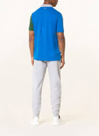 LACOSTE L!VE Piqué-Poloshirt Relaxed Fit, Farbe: GRAU/ DUNKELGRÜN/ BLAU (Bild 1)