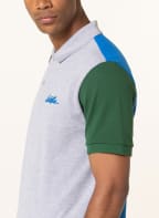 LACOSTE L!VE Piqué-Poloshirt Relaxed Fit, Farbe: GRAU/ DUNKELGRÜN/ BLAU (Bild 1)