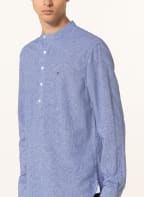 TOMMY HILFIGER Hemd Regular Fit mit Stehkragen, Farbe: BLAU/ WEISS (Bild 1)
